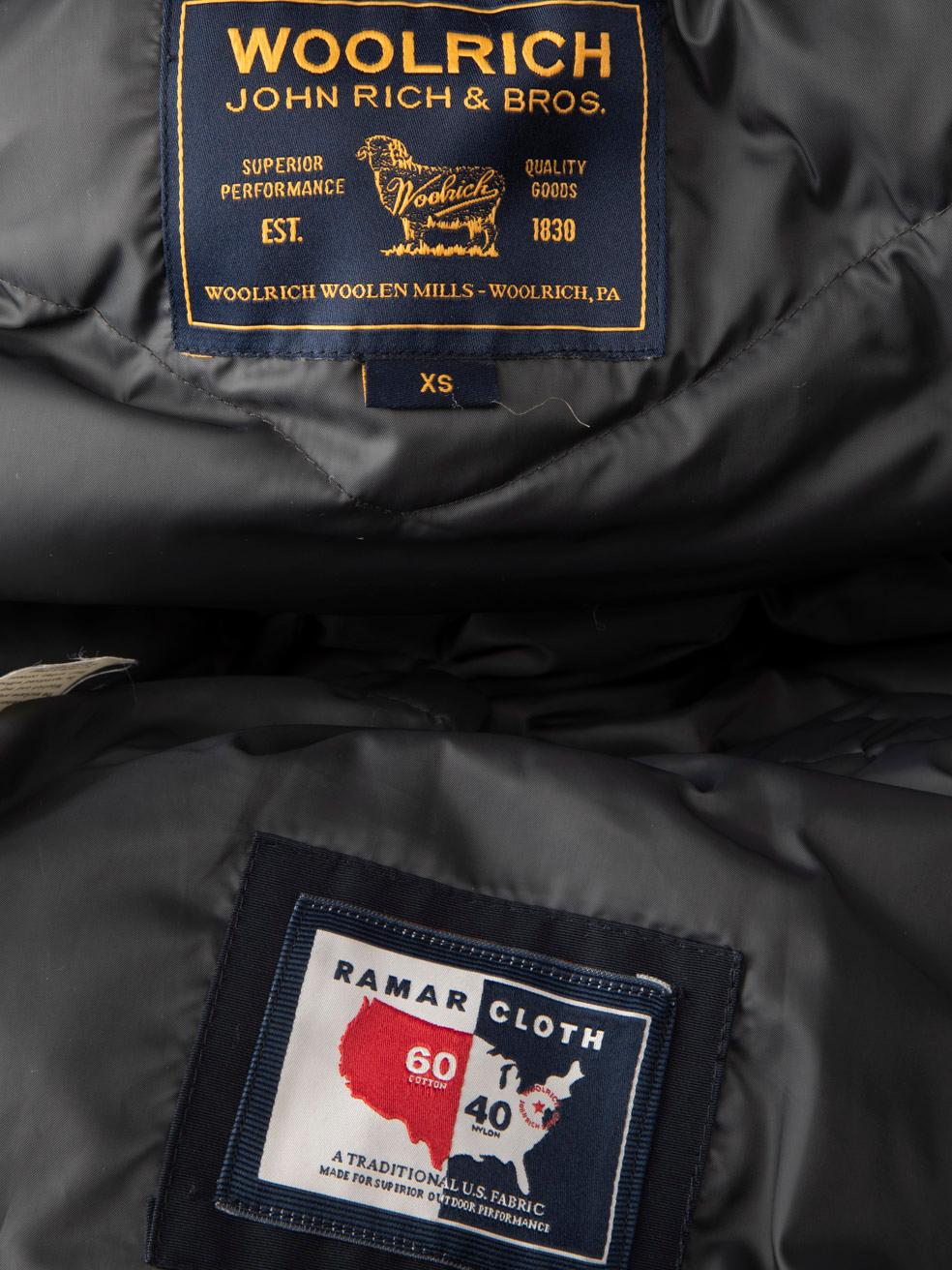 Chaqueta con capucha y cuello de piel Woolrich azul marino Talla XS en venta 3