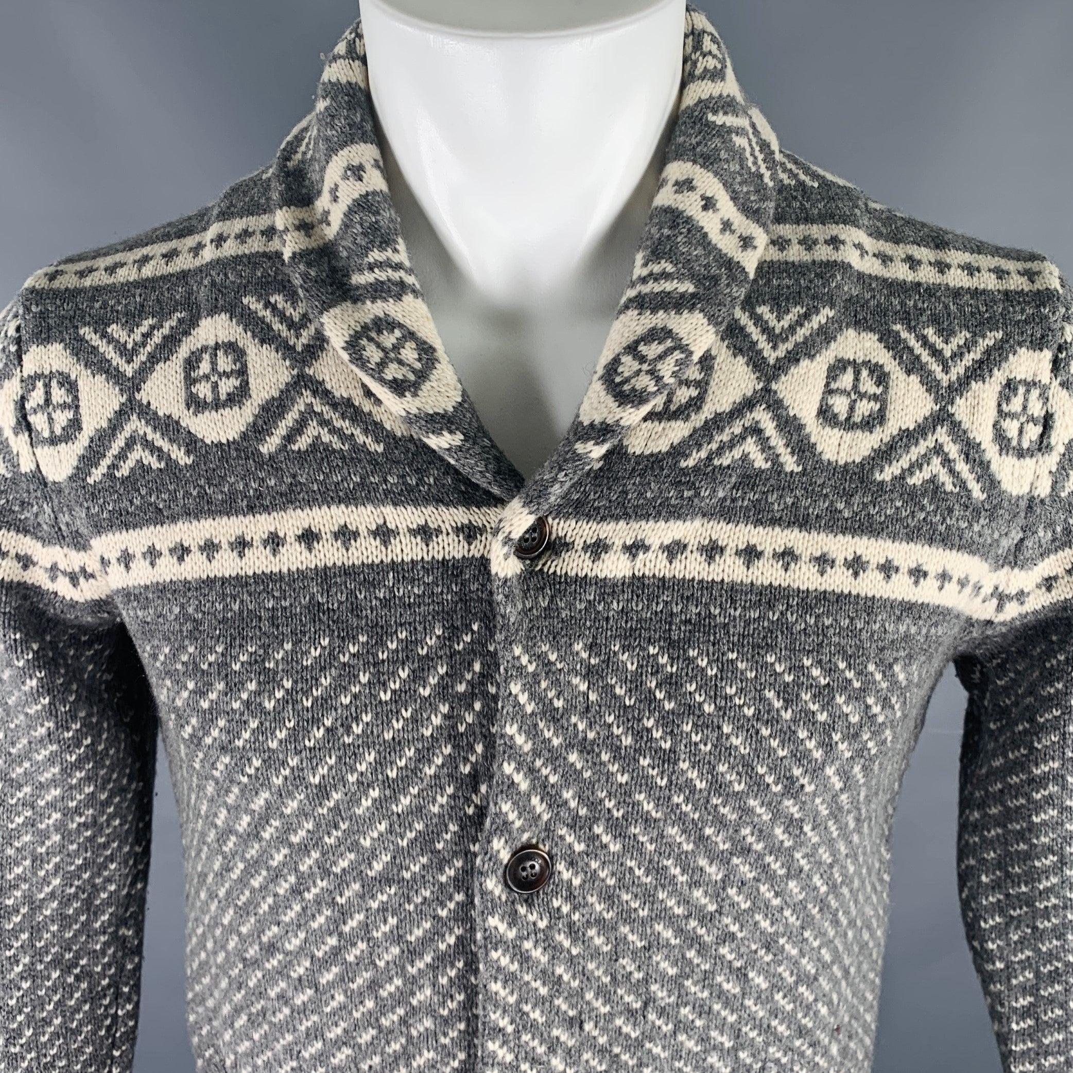 Chaqueta de punto WOOLRICH
en punto de cachemira de lana gris y blanca con estilo de punto nórdico, cuello chal y cierre de botones.Muy buen estado de segunda mano. Pequeña marca, pequeños signos de desgaste. 

Marcado:   S 

Medidas: 
 
Hombro: