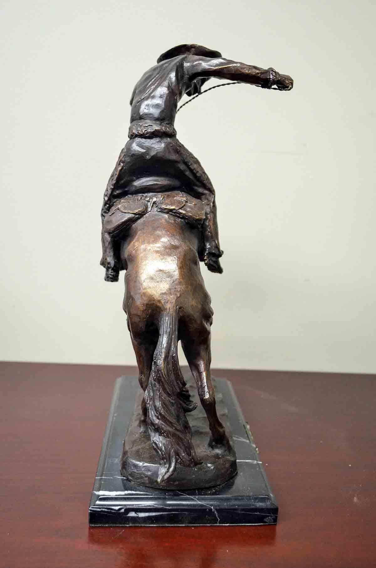 Sculpture en bronze de Wooly Chaps sur socle en marbre, d'après Frederic Remington en vente 10