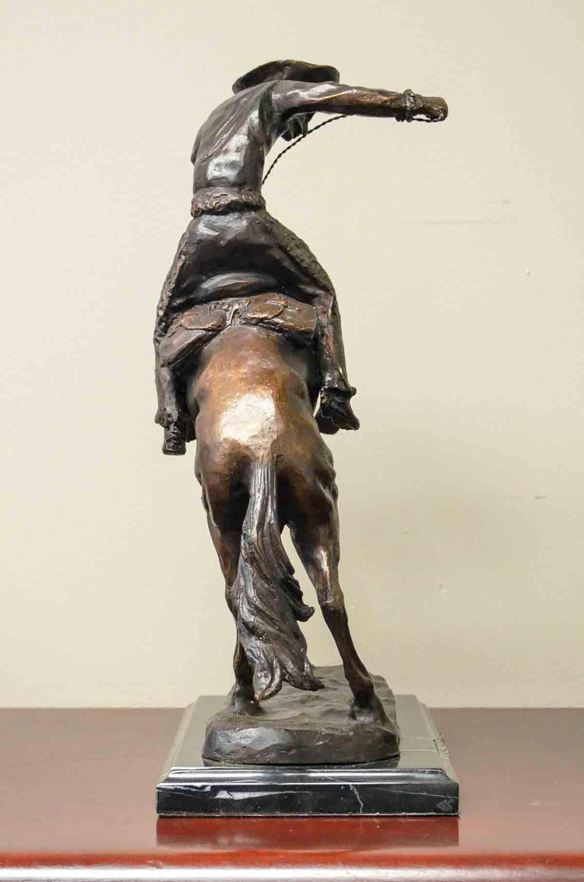 20ième siècle Sculpture en bronze de Wooly Chaps sur socle en marbre, d'après Frederic Remington en vente