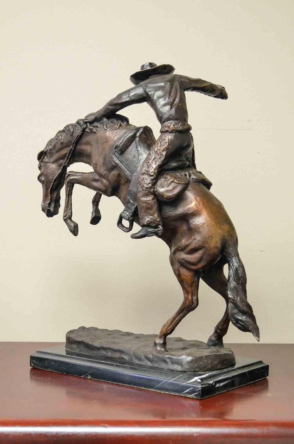 Bronze Sculpture en bronze de Wooly Chaps sur socle en marbre, d'après Frederic Remington en vente