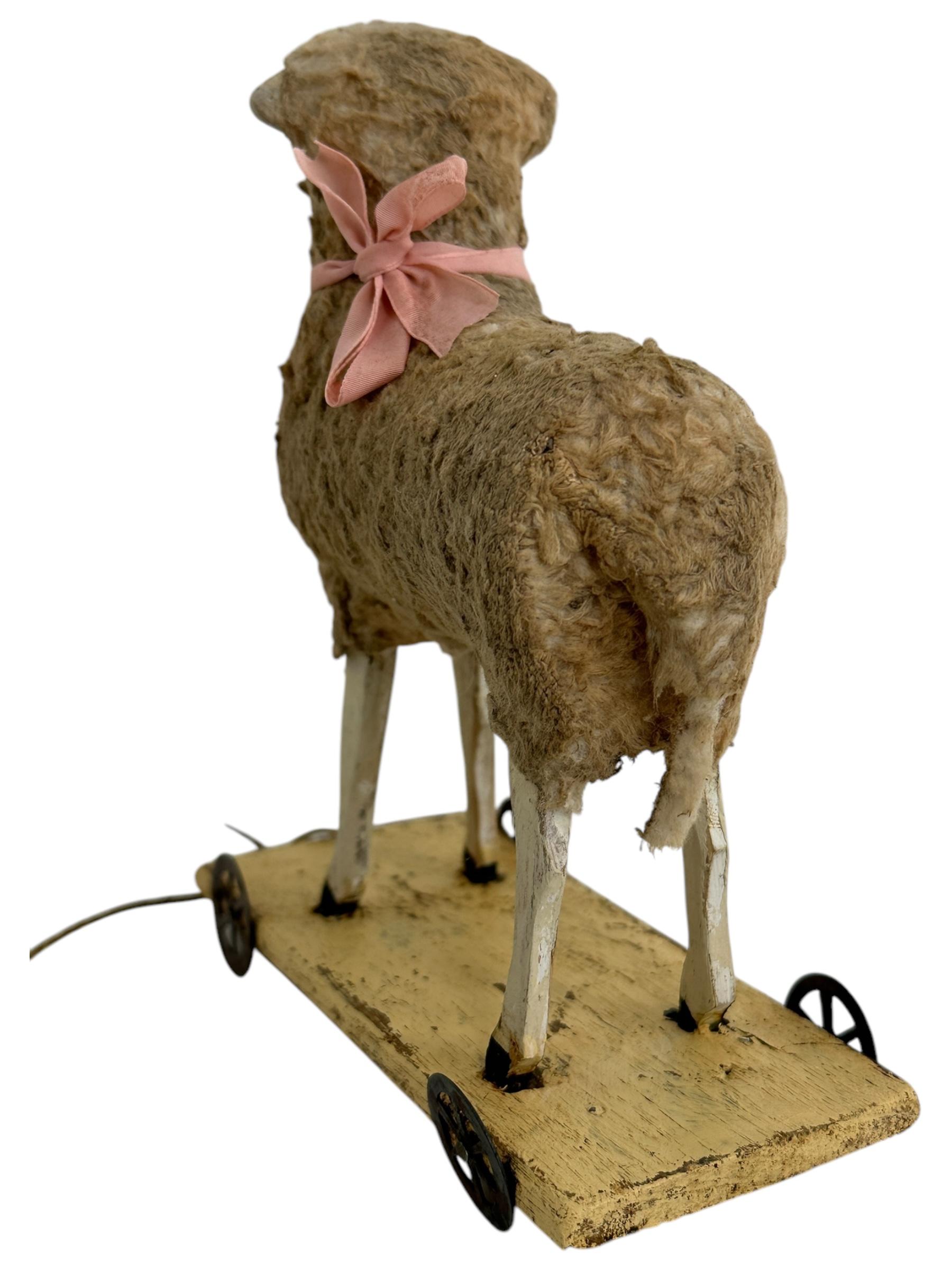 Wooly Sheep Pull Putz Toy Antique German Christmas 1900s In Good Condition For Sale In Nuernberg, DE