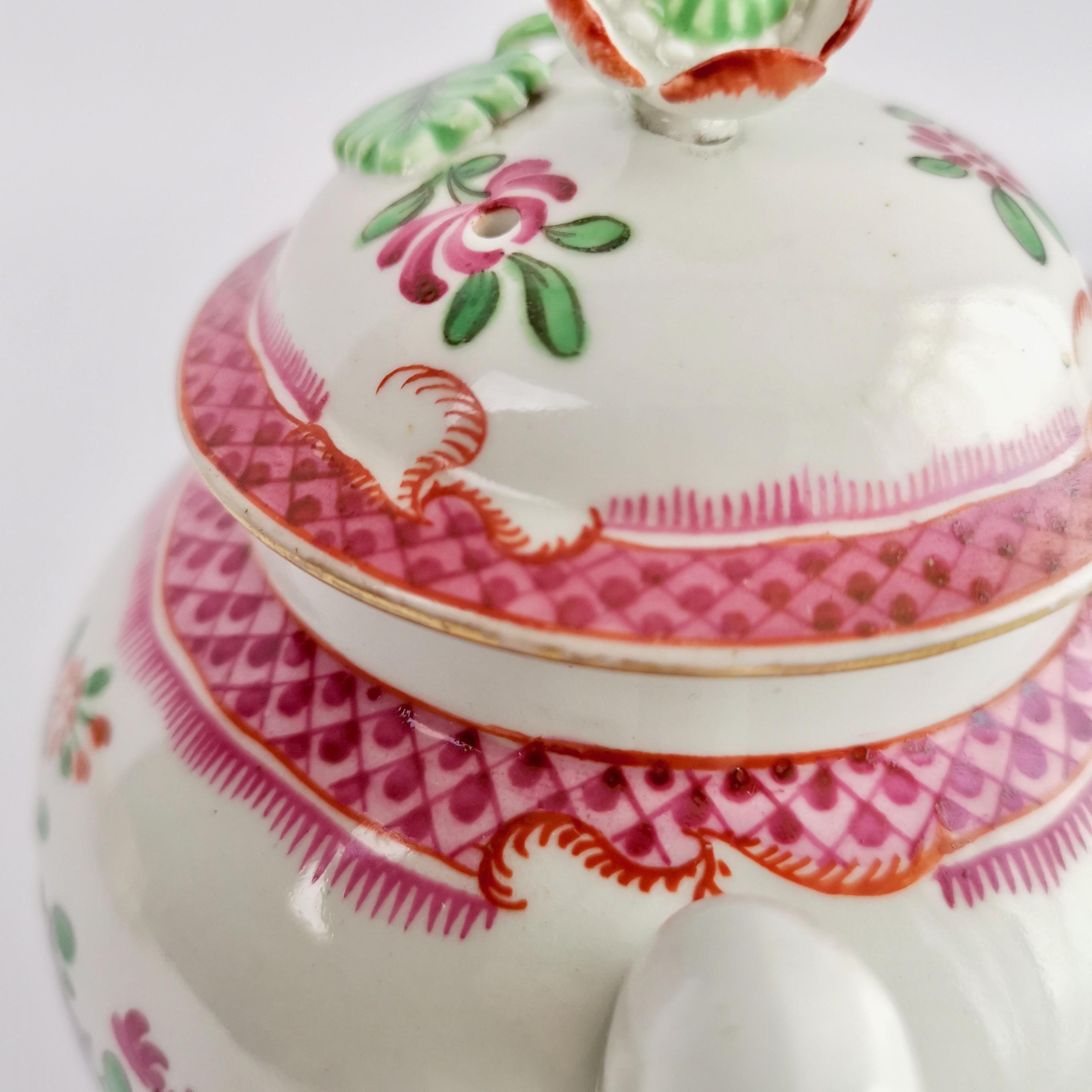 Caughley Porcelain Teapot, Pink Floral Compagnie des Indes, ca 1785 For Sale 3