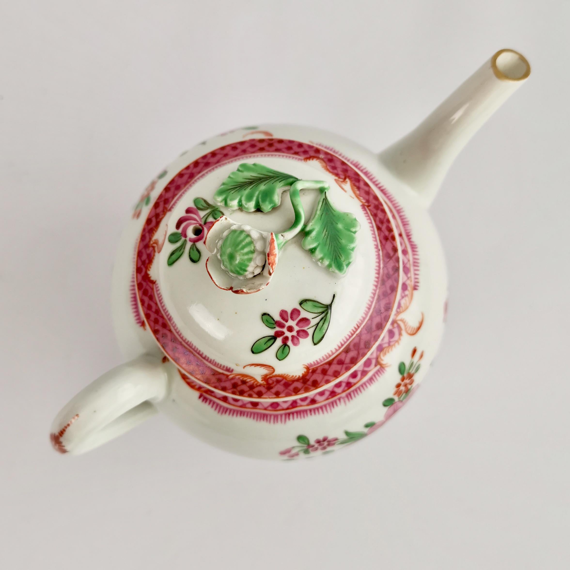 Hand-Painted Caughley Porcelain Teapot, Pink Floral Compagnie des Indes, ca 1785 For Sale