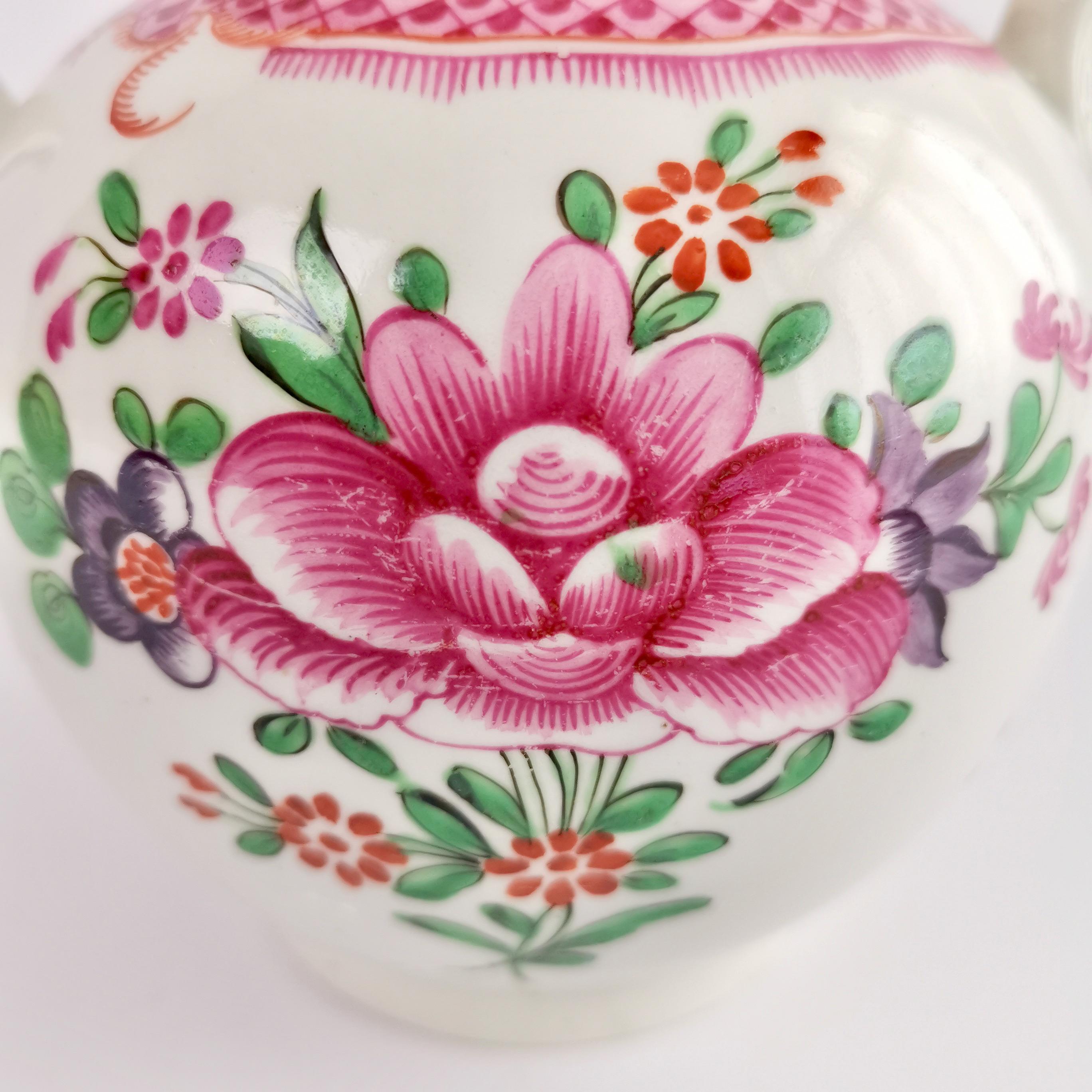 Peint à la main Théière en porcelaine de Caughley, Compagnie des Indes à fleurs roses, vers 1785 en vente