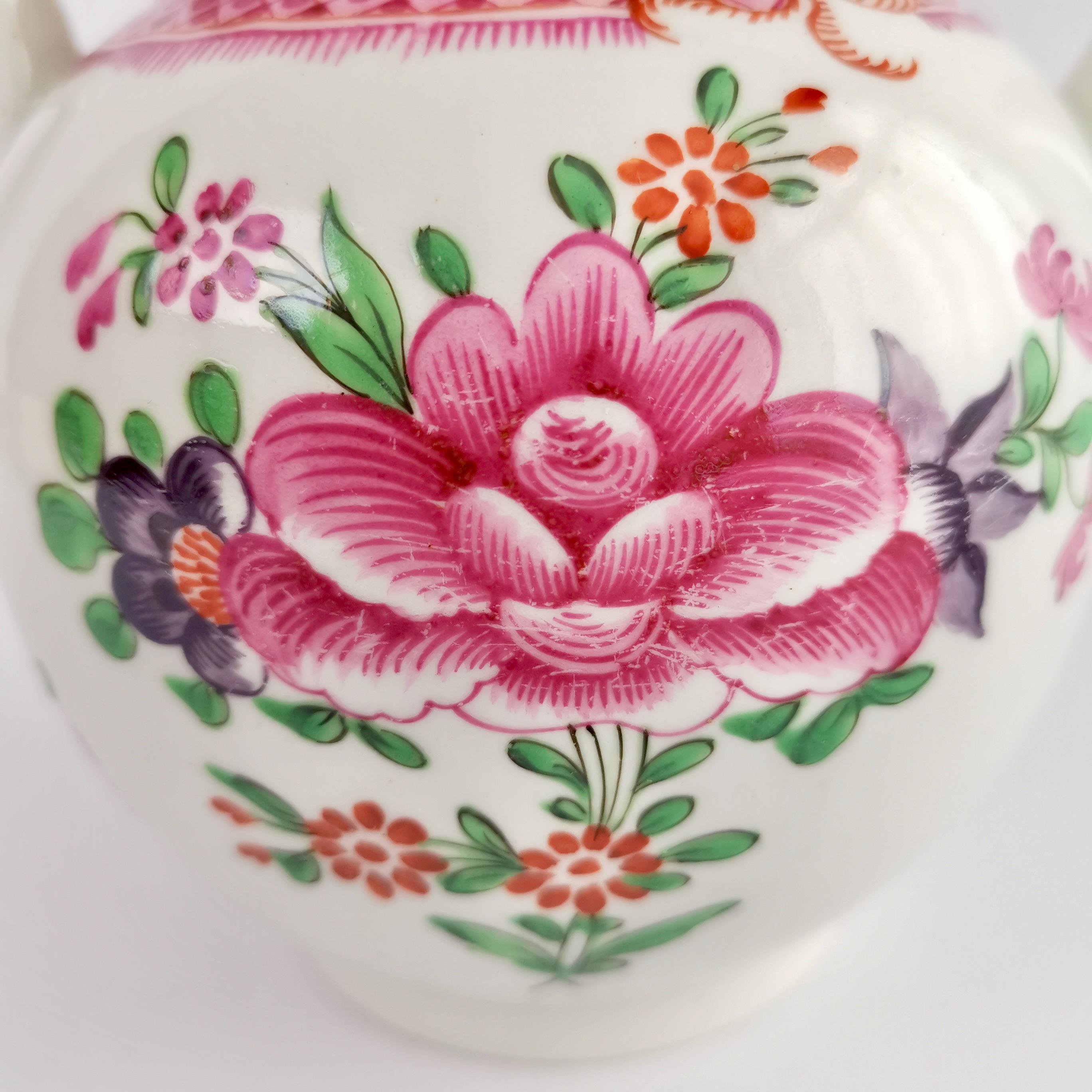 Caughley Porcelain Teapot, Pink Floral Compagnie des Indes, ca 1785 For Sale 1