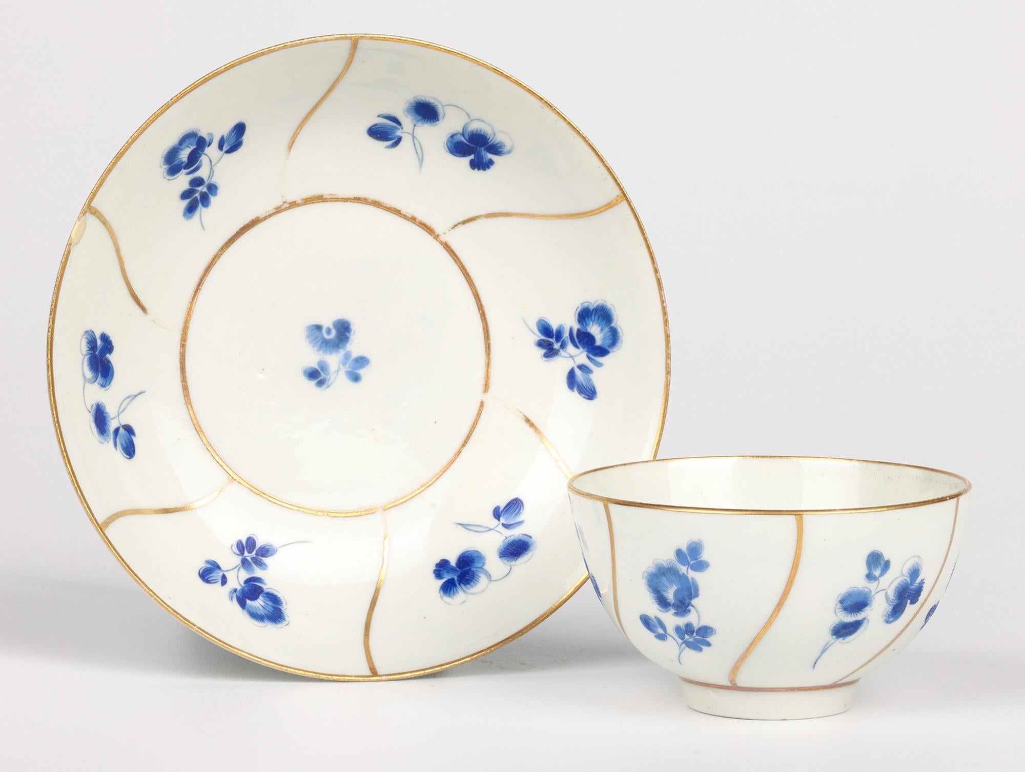 Worcester Antique Dry Blue Floral Pattern Teabowl and Saucer In Good Condition For Sale In Bishop's Stortford, Hertfordshire