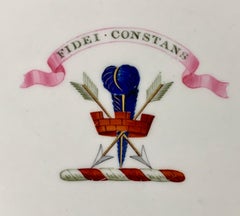 Assiette à gâteaux armoriée de Worcester peinte à la main avec crête et le slogan "Steadfast in Honour"