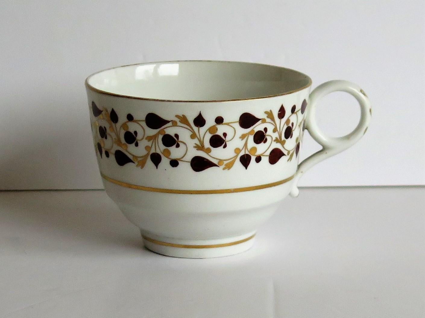 Une bonne tasse à thé ancienne avec une anse en anneau, décorée à la main d'un motif de feuilles et d'entrelacs dorés par Worcester pendant la période Barr, Flight et Barr, entièrement marquée à la base et datant d'environ 1807-1813.

Il s'agit