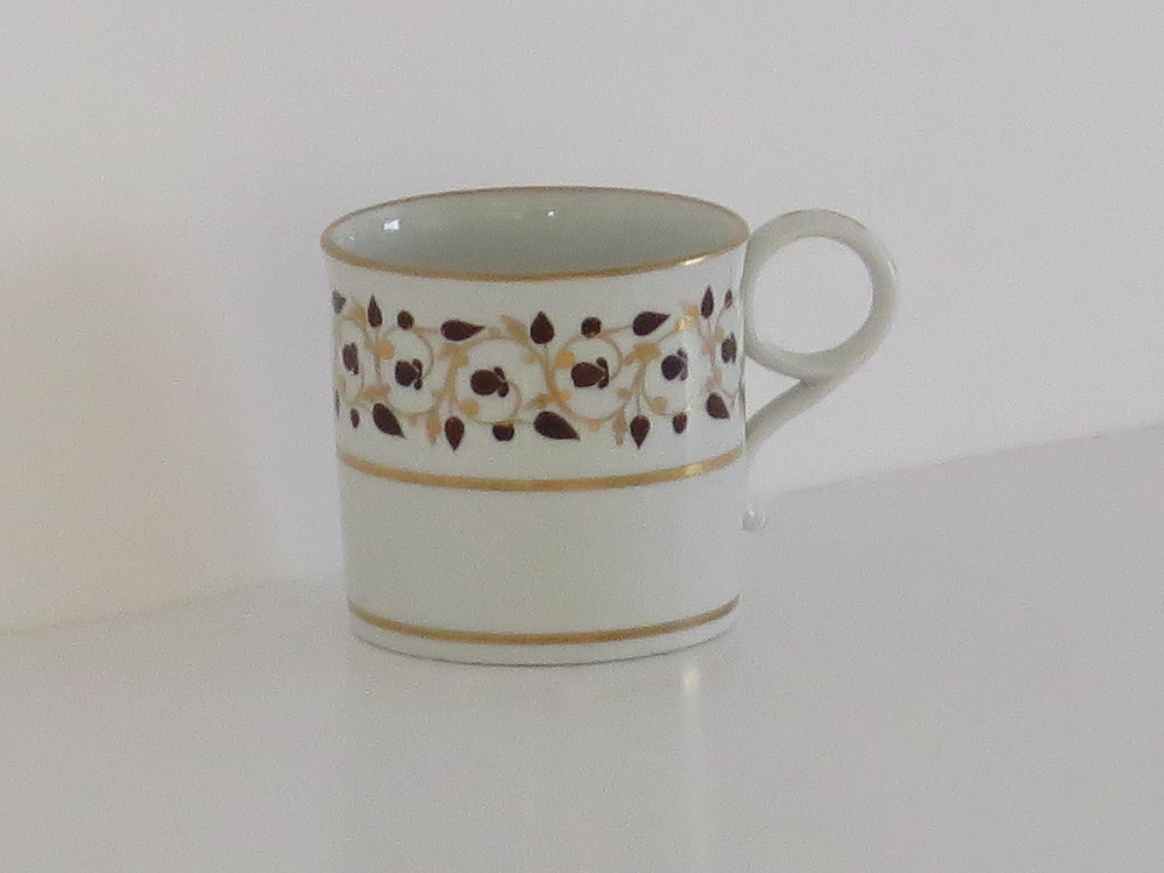 Il s'agit d'une bonne boîte ou tasse à café ancienne avec une anse en anneau, décorée à la main d'un motif de feuilles et d'entrelacs dorés par Worcester pendant la période Barr, Flight et Barr, entièrement marquée à la base et datant d'environ