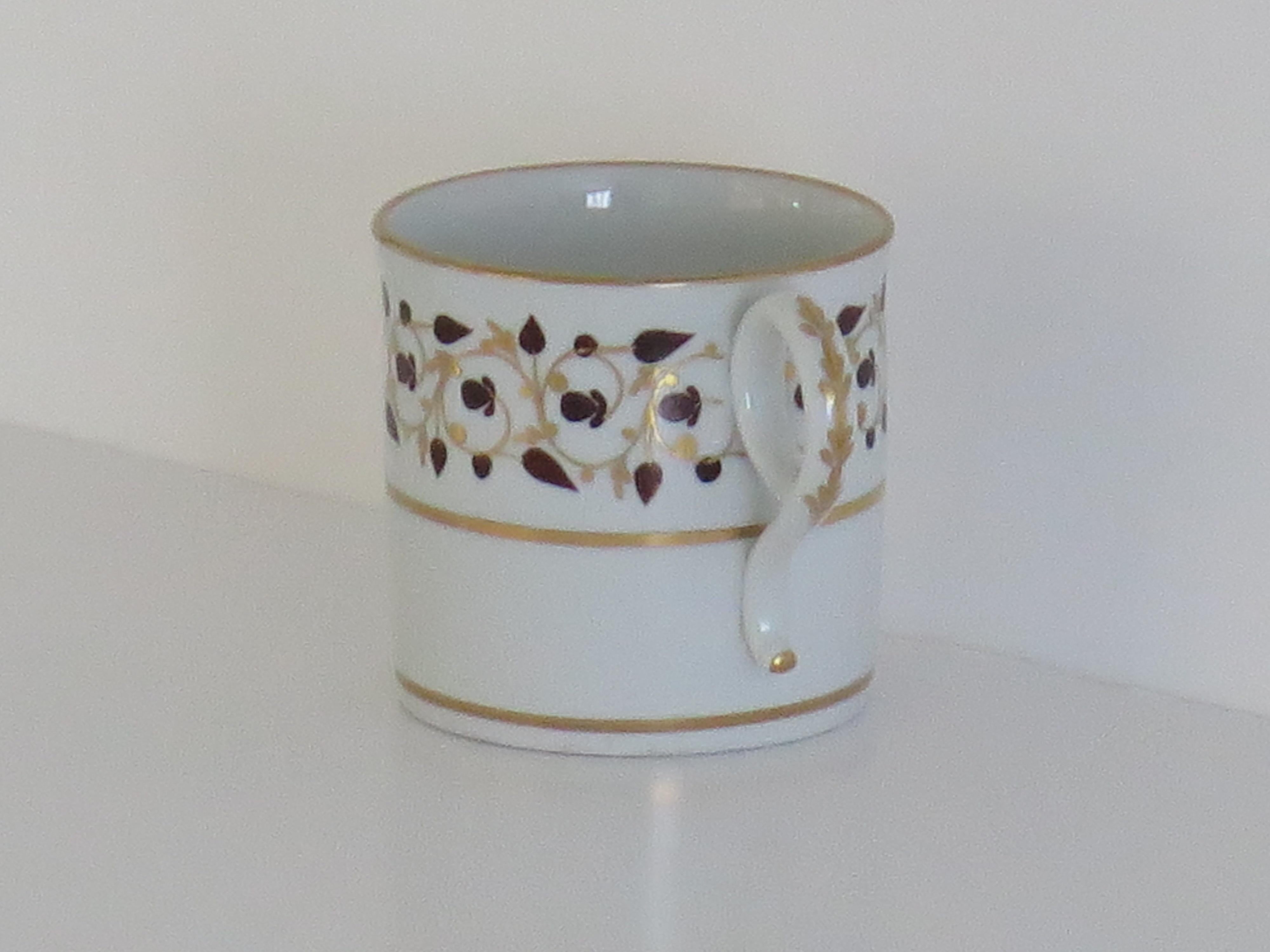George III Boîte à café en porcelaine de la période Worcester Barr, motif de vigne, vers 1807 en vente
