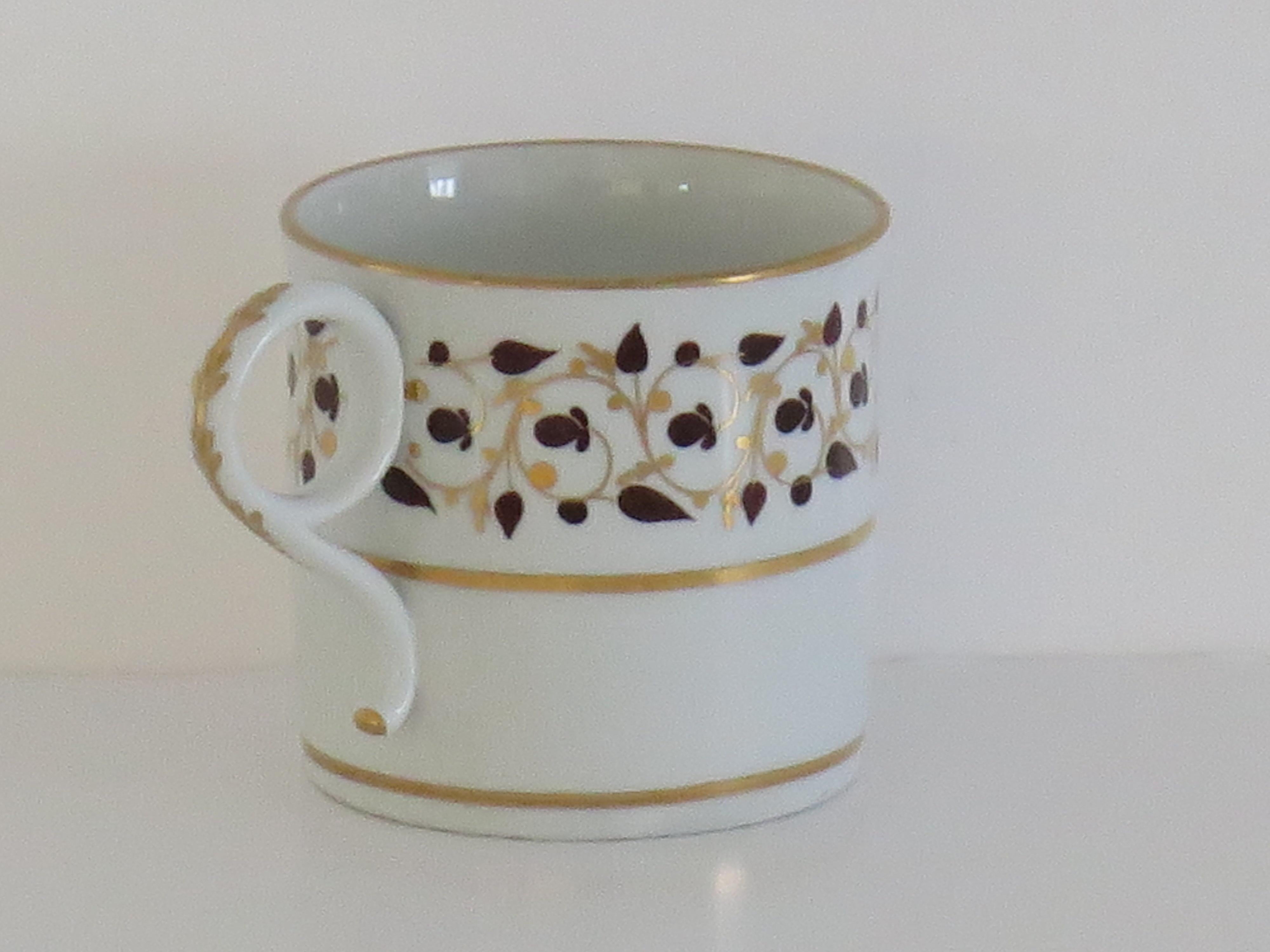 Anglais Boîte à café en porcelaine de la période Worcester Barr, motif de vigne, vers 1807 en vente