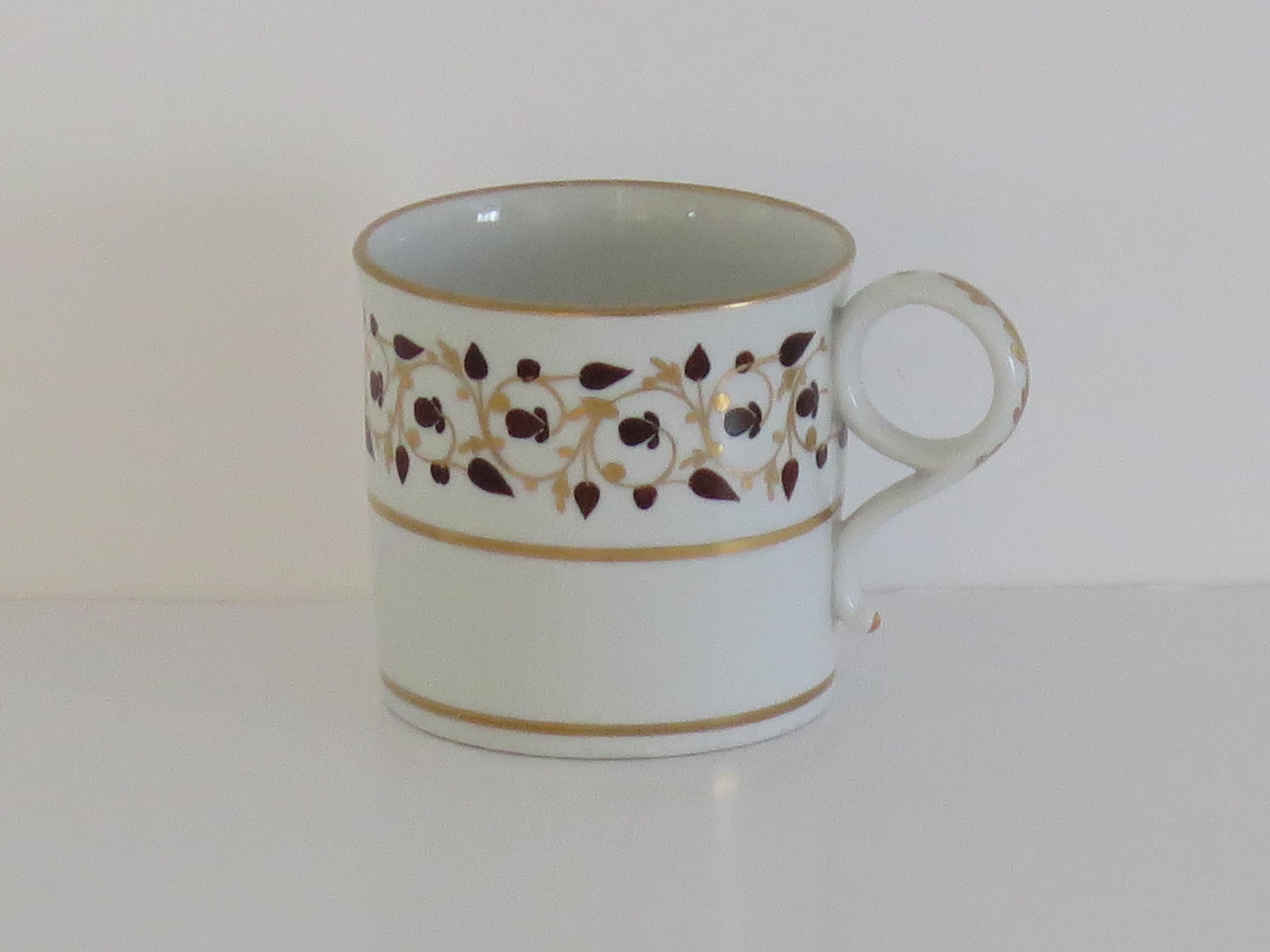 Worcester Barr Period Porcelain Coffee Can trailing vine pattern, circa 1807 In Good Condition For Sale In Lincoln, Lincolnshire