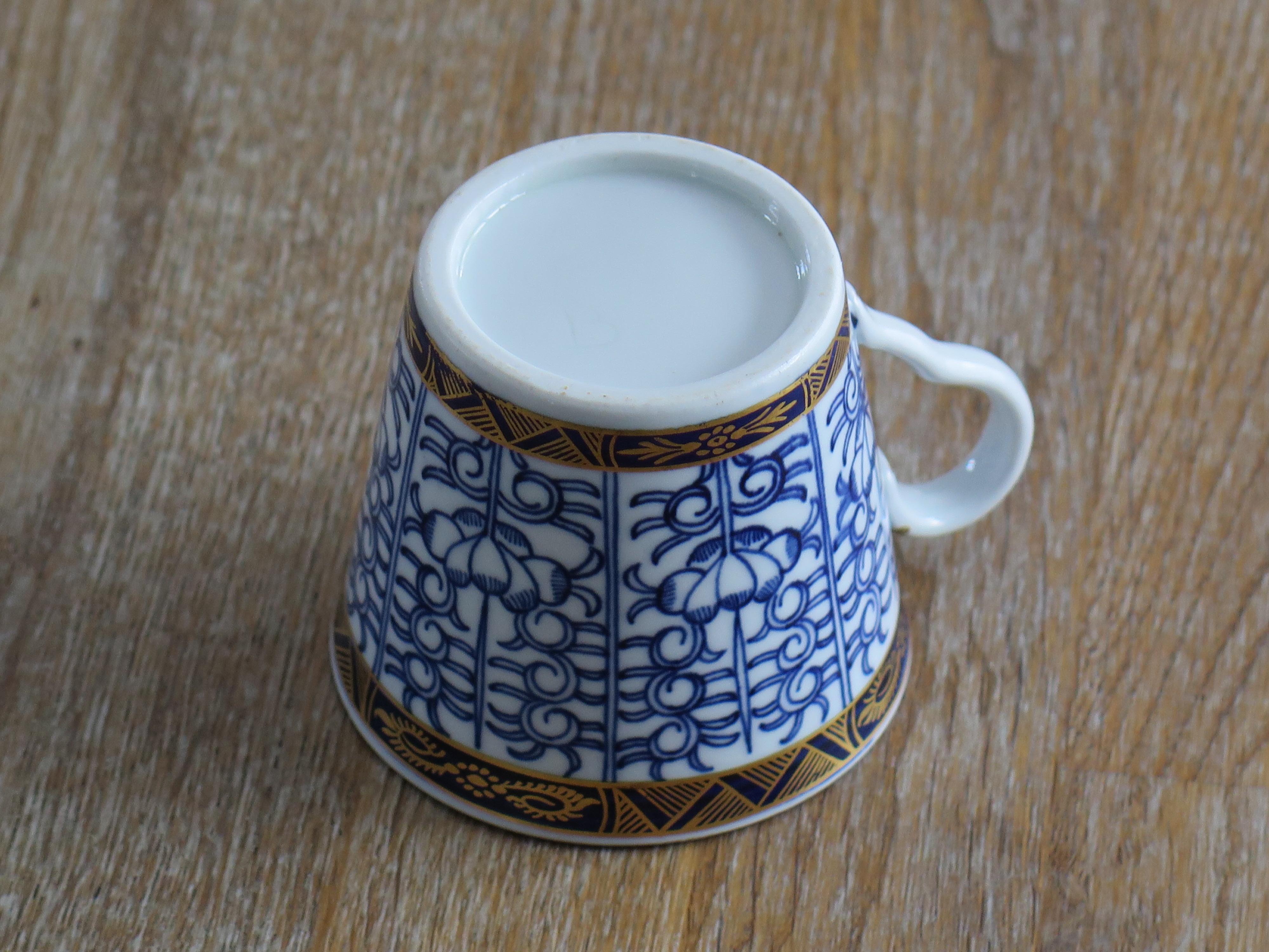 Tasse à café en porcelaine de la période Royal Worcester à motif de lys royal, vers 1800 en vente 3