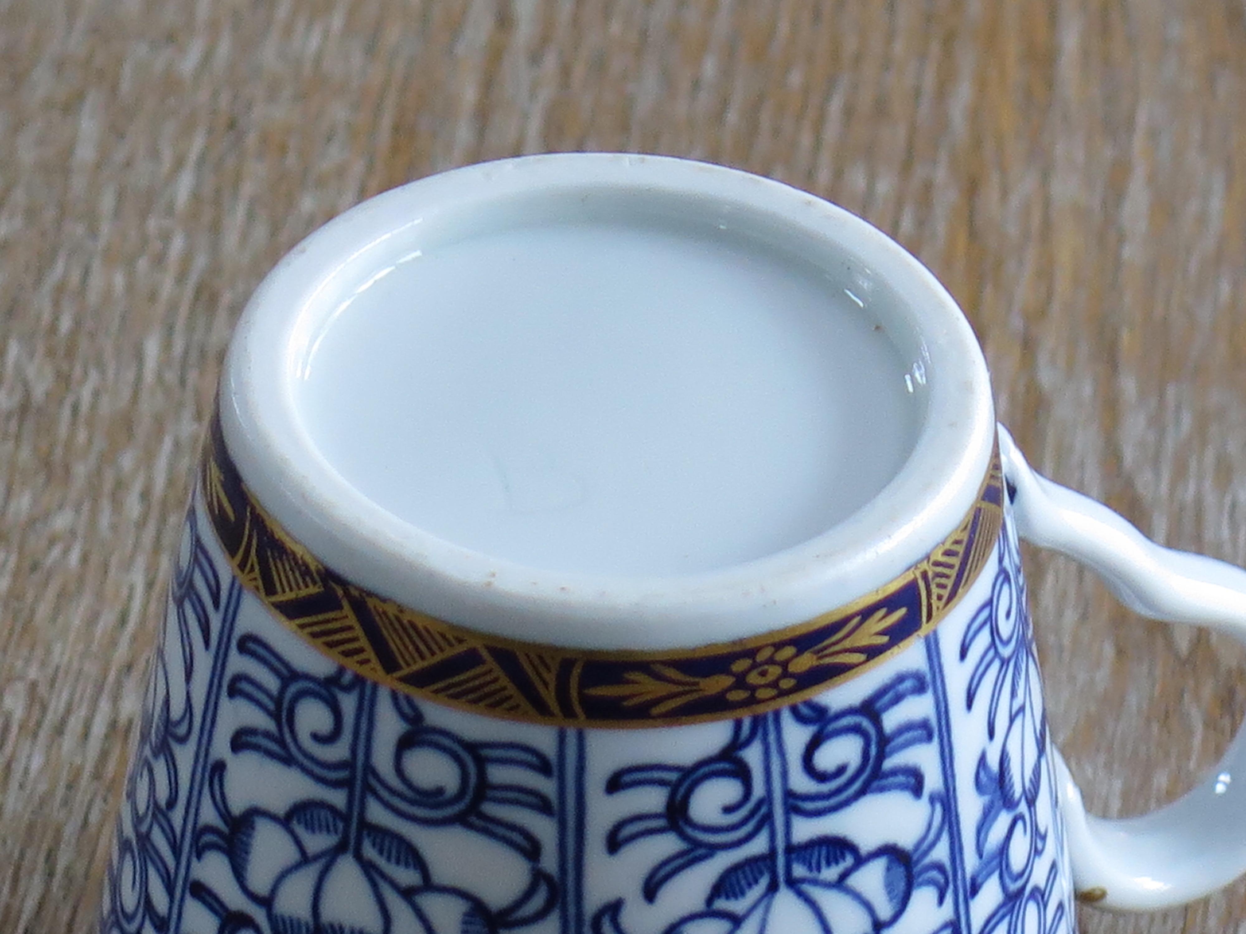 Tasse à café en porcelaine de la période Royal Worcester à motif de lys royal, vers 1800 en vente 4