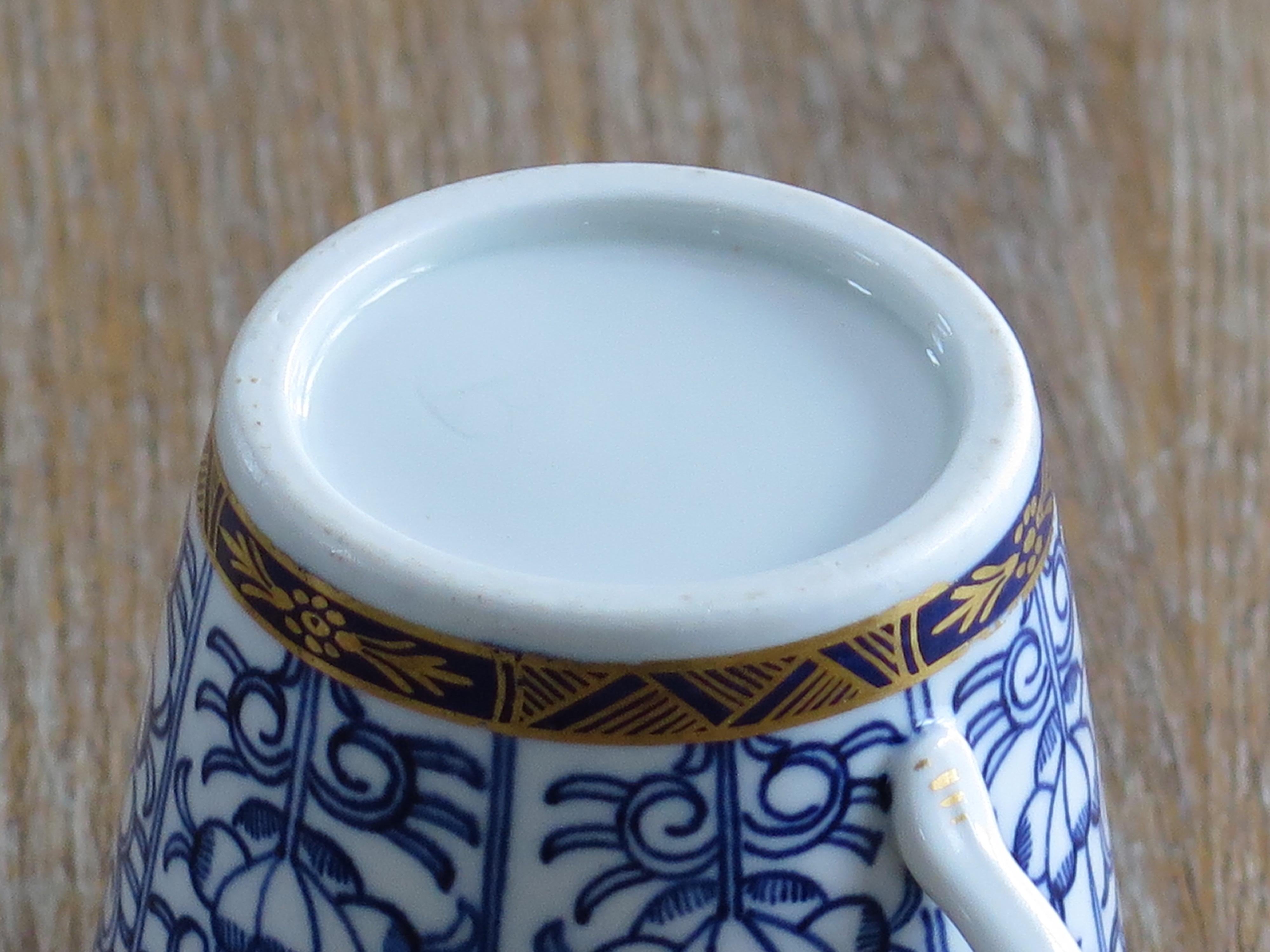 Tasse à café en porcelaine de la période Royal Worcester à motif de lys royal, vers 1800 en vente 5