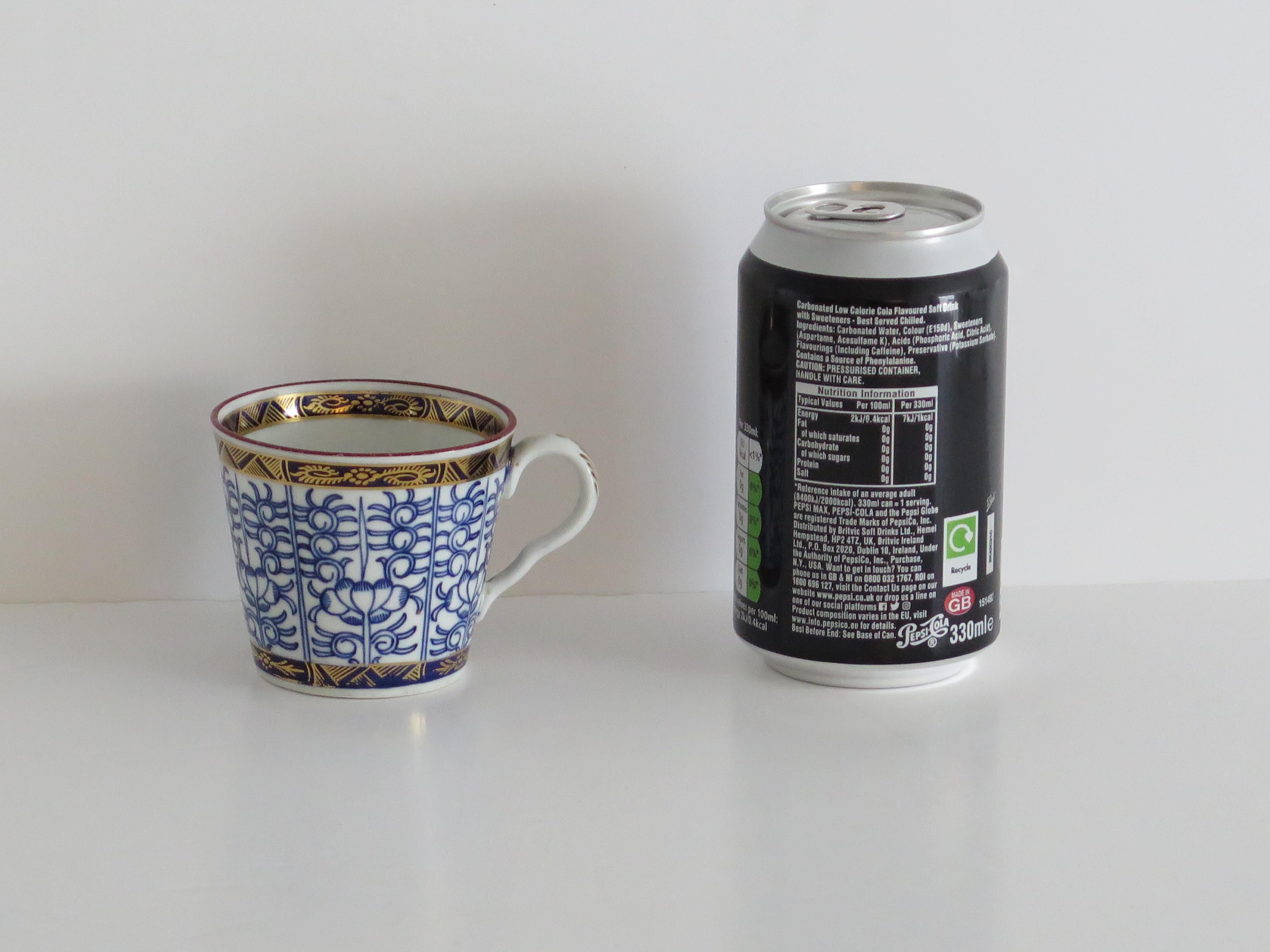 Tasse à café en porcelaine de la période Royal Worcester à motif de lys royal, vers 1800 en vente 6