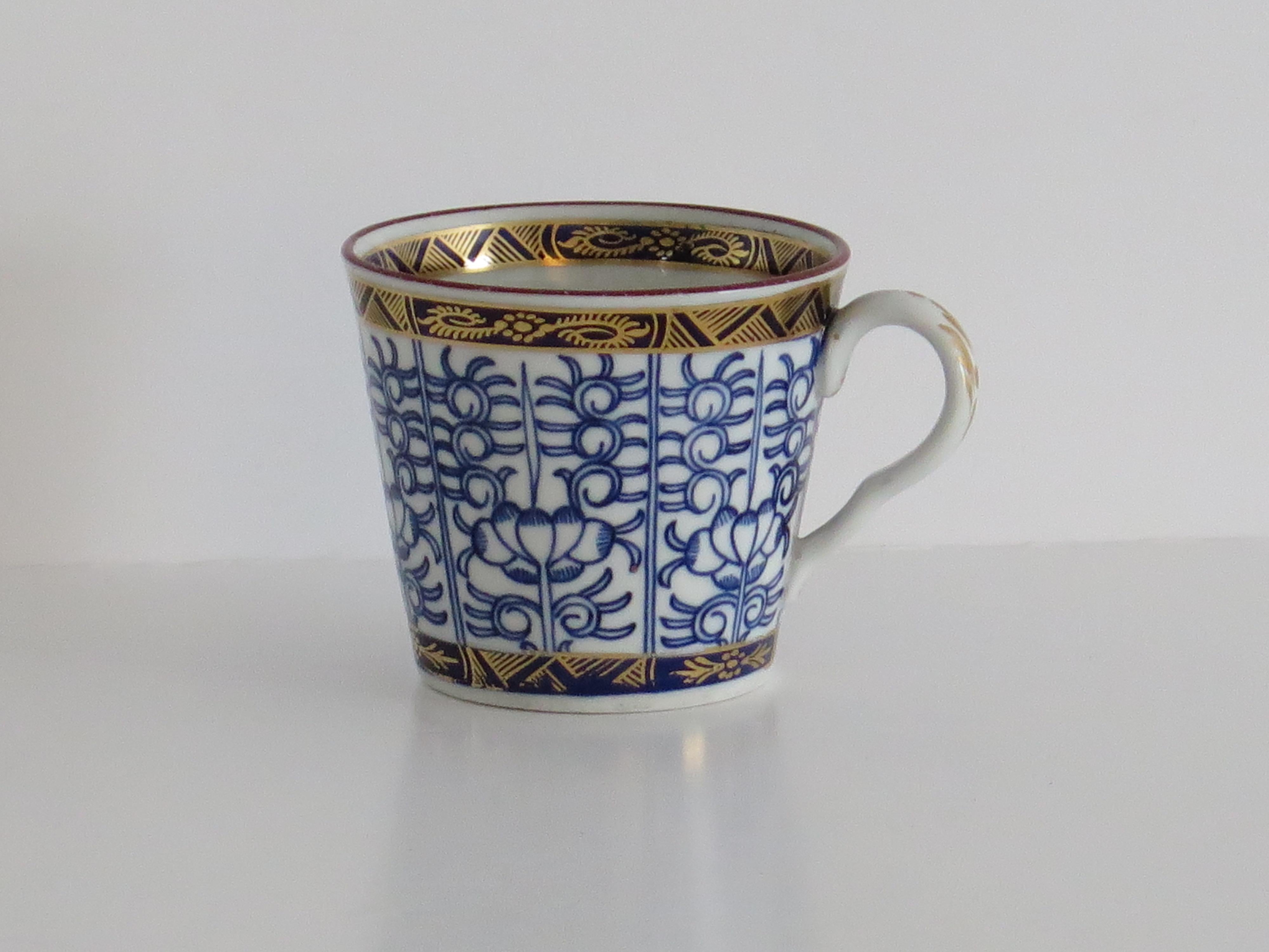 Dies ist eine sehr gute harte Paste Porzellan frühen Coffee Can oder Tasse mit einer Schleife Griff, Hand in der Royal Lily Muster von Worcester während der Barr-Periode dekoriert, voll auf die Basis markiert und aus ca. 1792 - 1807.

Das Stück ist