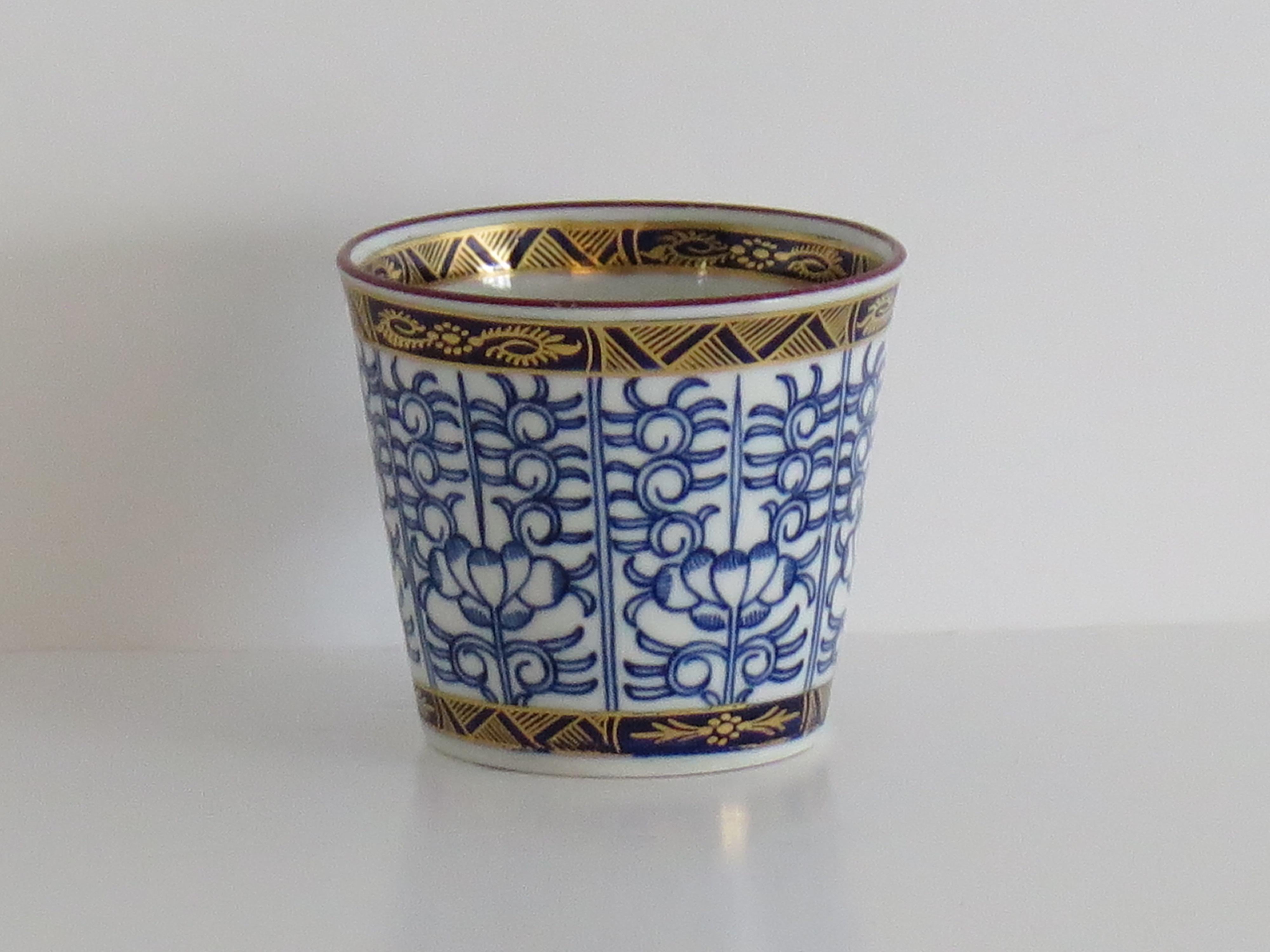 XVIIIe siècle Tasse à café en porcelaine de la période Royal Worcester à motif de lys royal, vers 1800 en vente