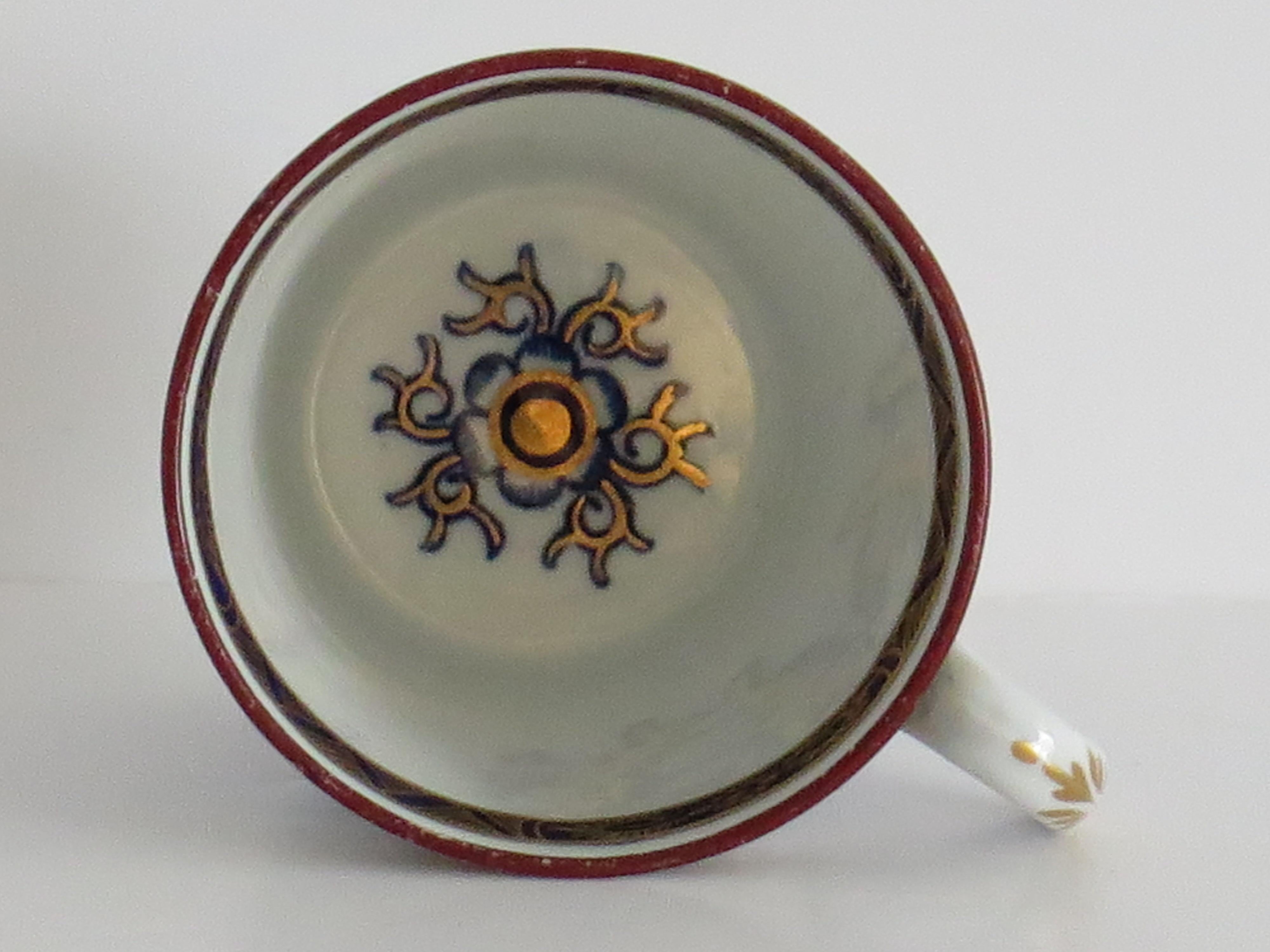 Tasse à café en porcelaine de la période Royal Worcester à motif de lys royal, vers 1800 en vente 1