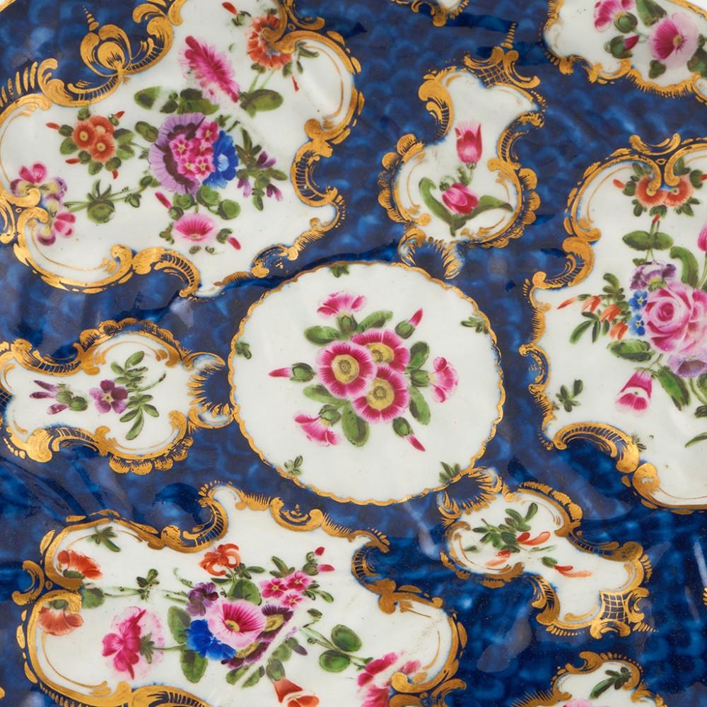 Plat à feuilles en écailles bleu Worcester, vers 1775 Bon état - En vente à Tunbridge Wells, GB