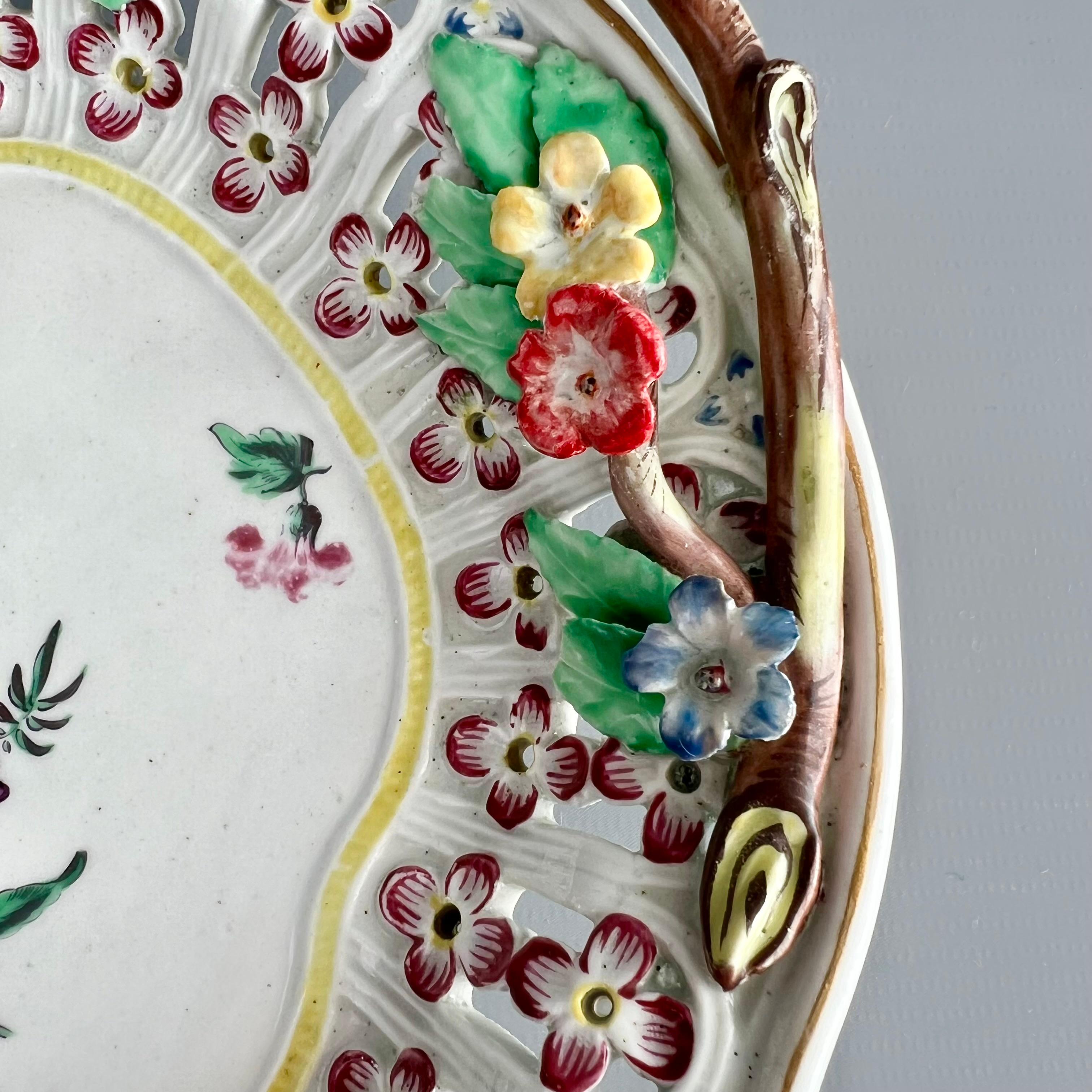 Cesto, tapa y soporte Worcester de castaño, flores policromadas, 1770-1775 en venta 2