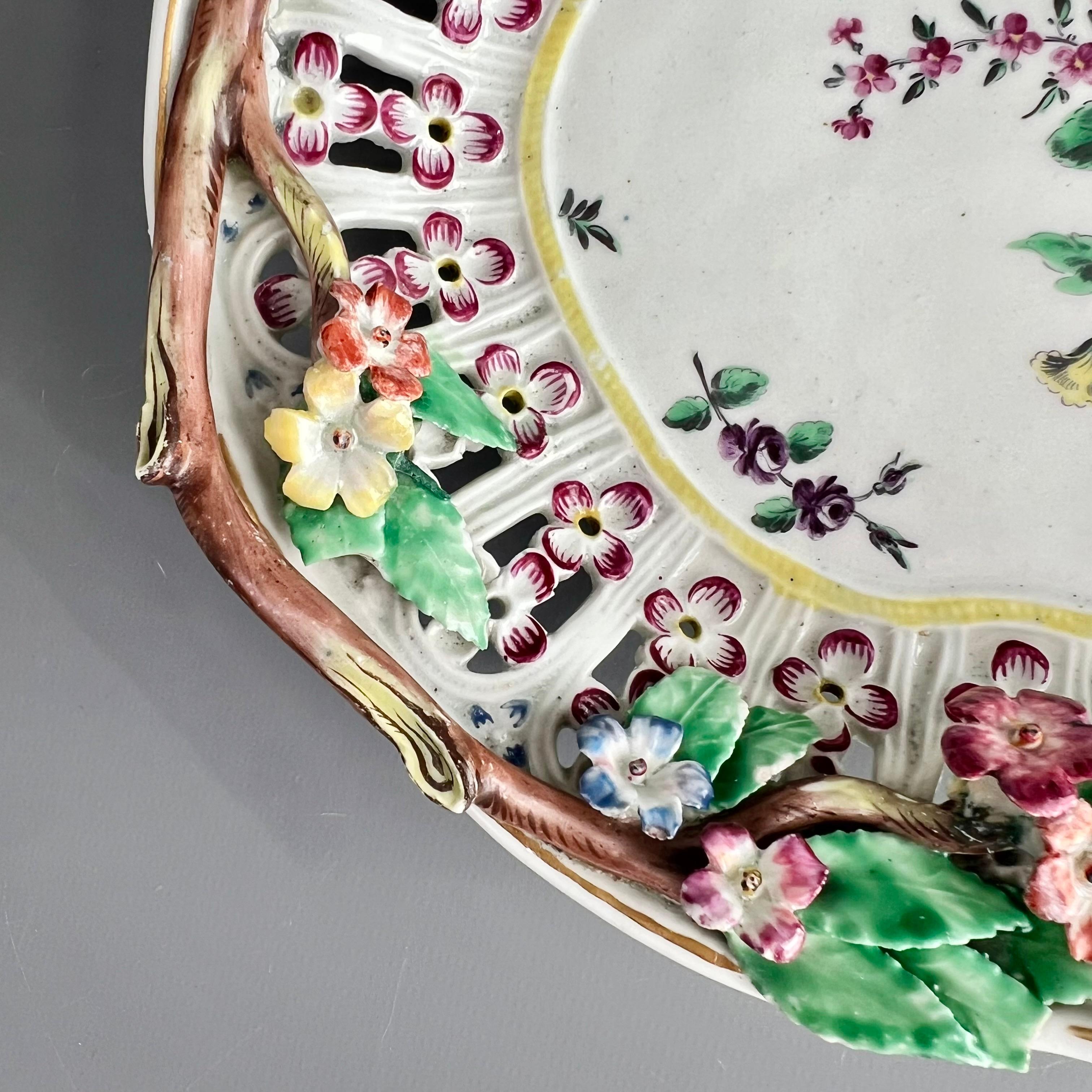 Cesto, tapa y soporte Worcester de castaño, flores policromadas, 1770-1775 en venta 3