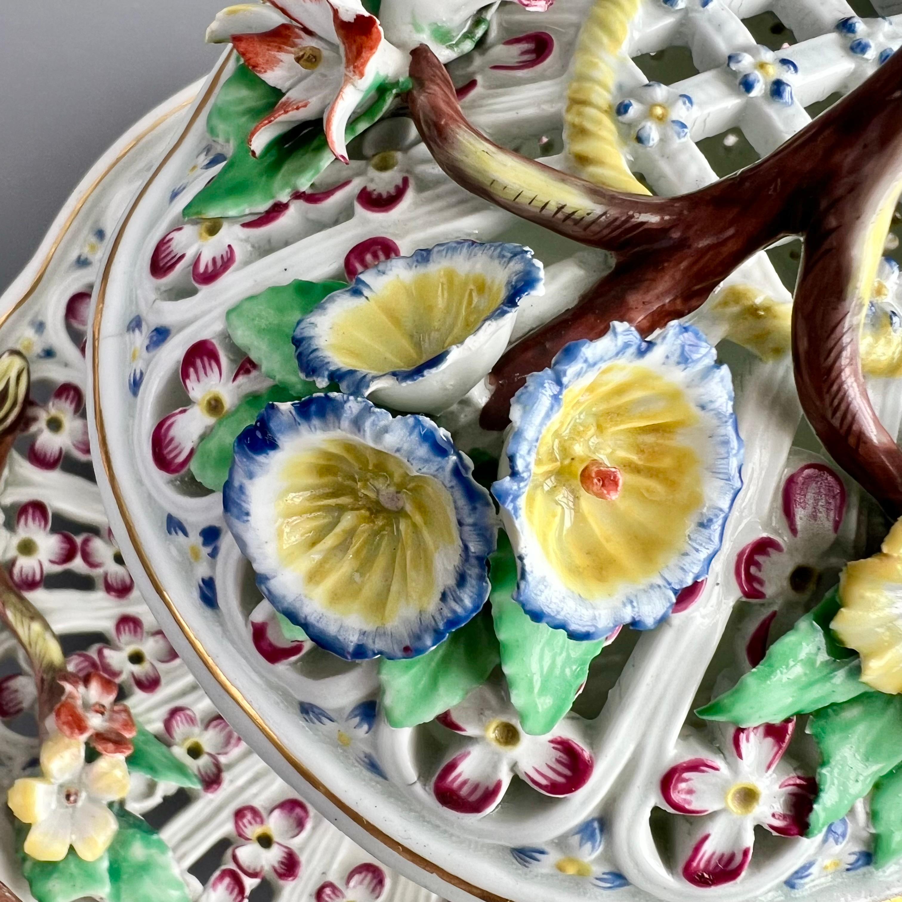 Cesto, tapa y soporte Worcester de castaño, flores policromadas, 1770-1775 en venta 4