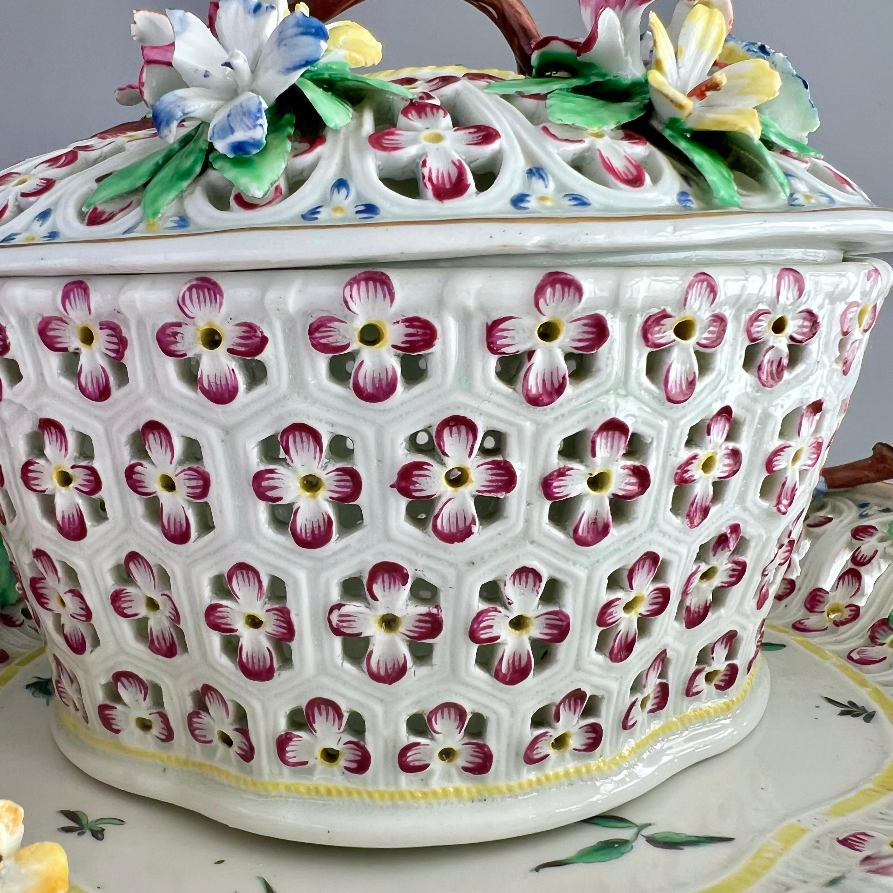 Cesto, tapa y soporte Worcester de castaño, flores policromadas, 1770-1775 en venta 6