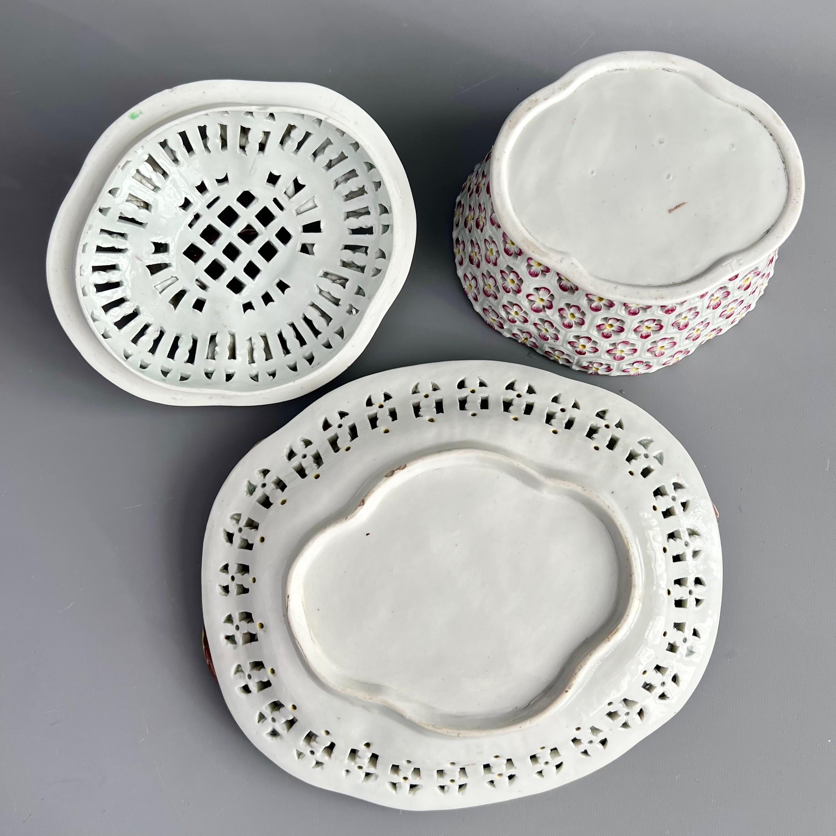Cesto, tapa y soporte Worcester de castaño, flores policromadas, 1770-1775 en venta 7