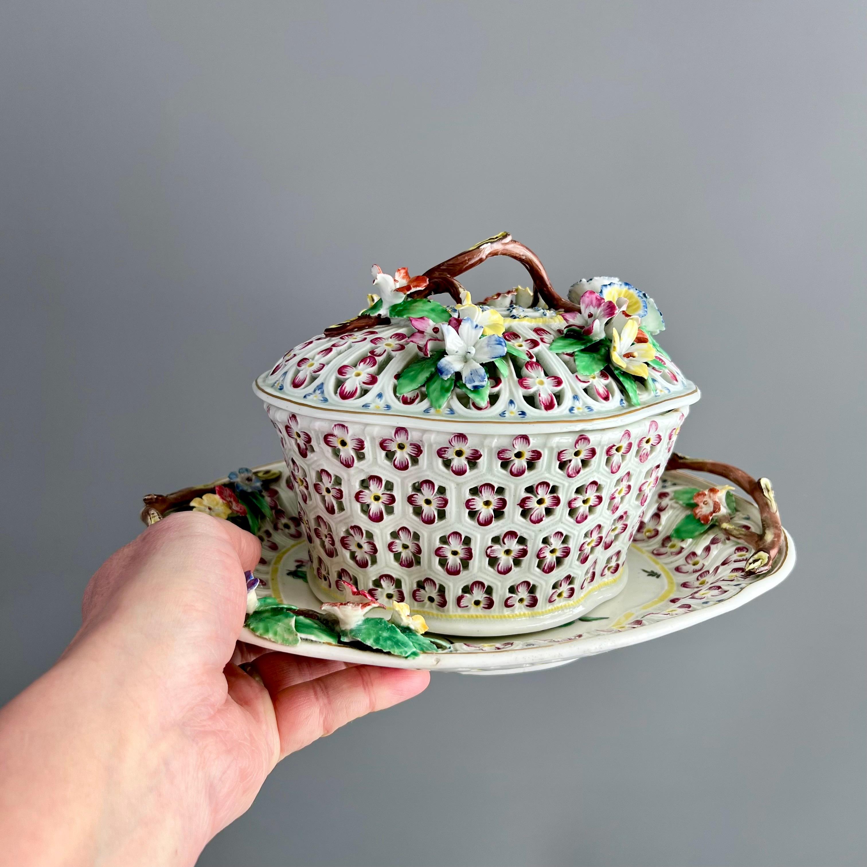 Se trata de una oferta muy rara de una espectacular cesta, tapa y soporte de castaño moldeado y perforado, fabricados por Worcester entre 1770 y 1775 en su 1er periodo o 