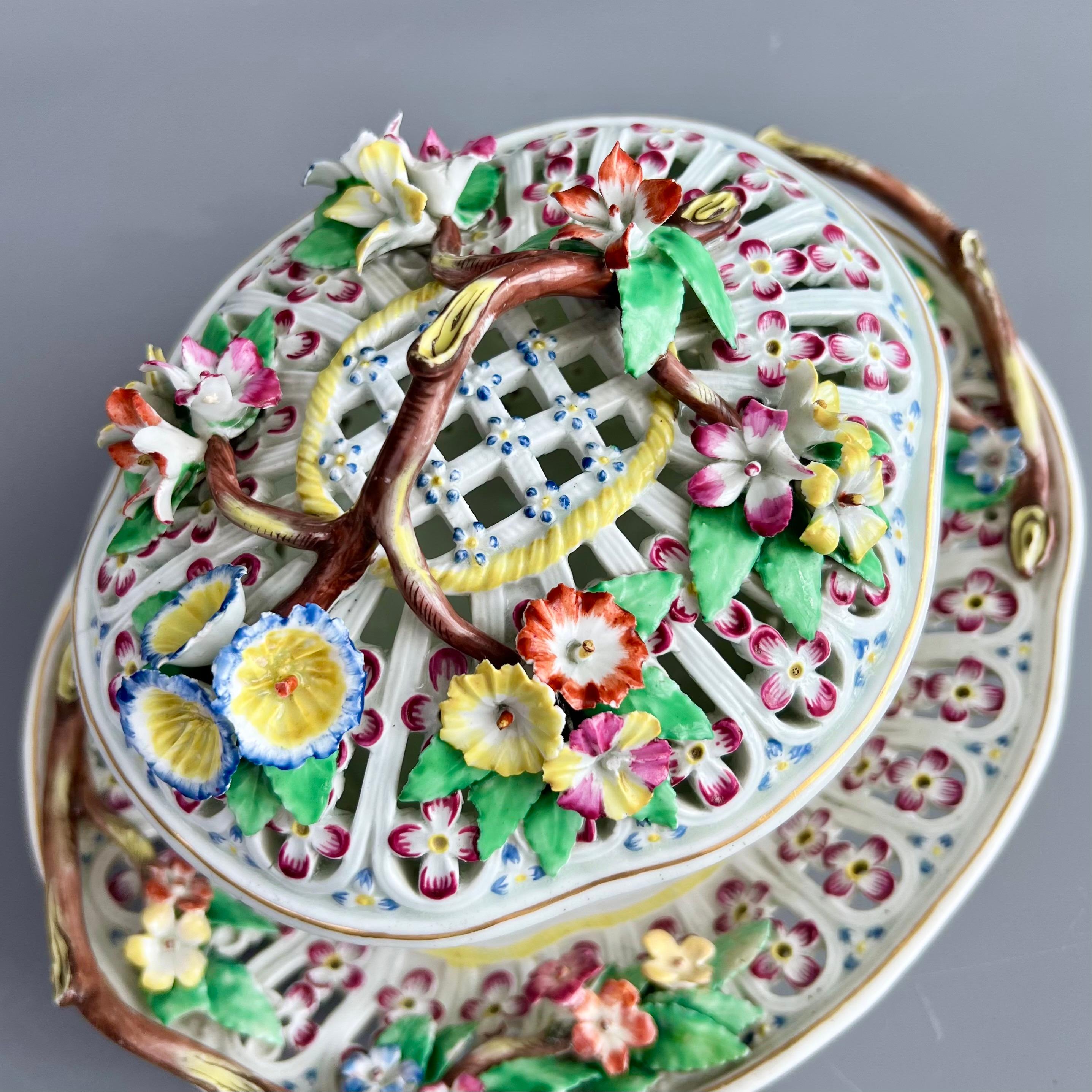 Cesto, tapa y soporte Worcester de castaño, flores policromadas, 1770-1775 Rococó en venta