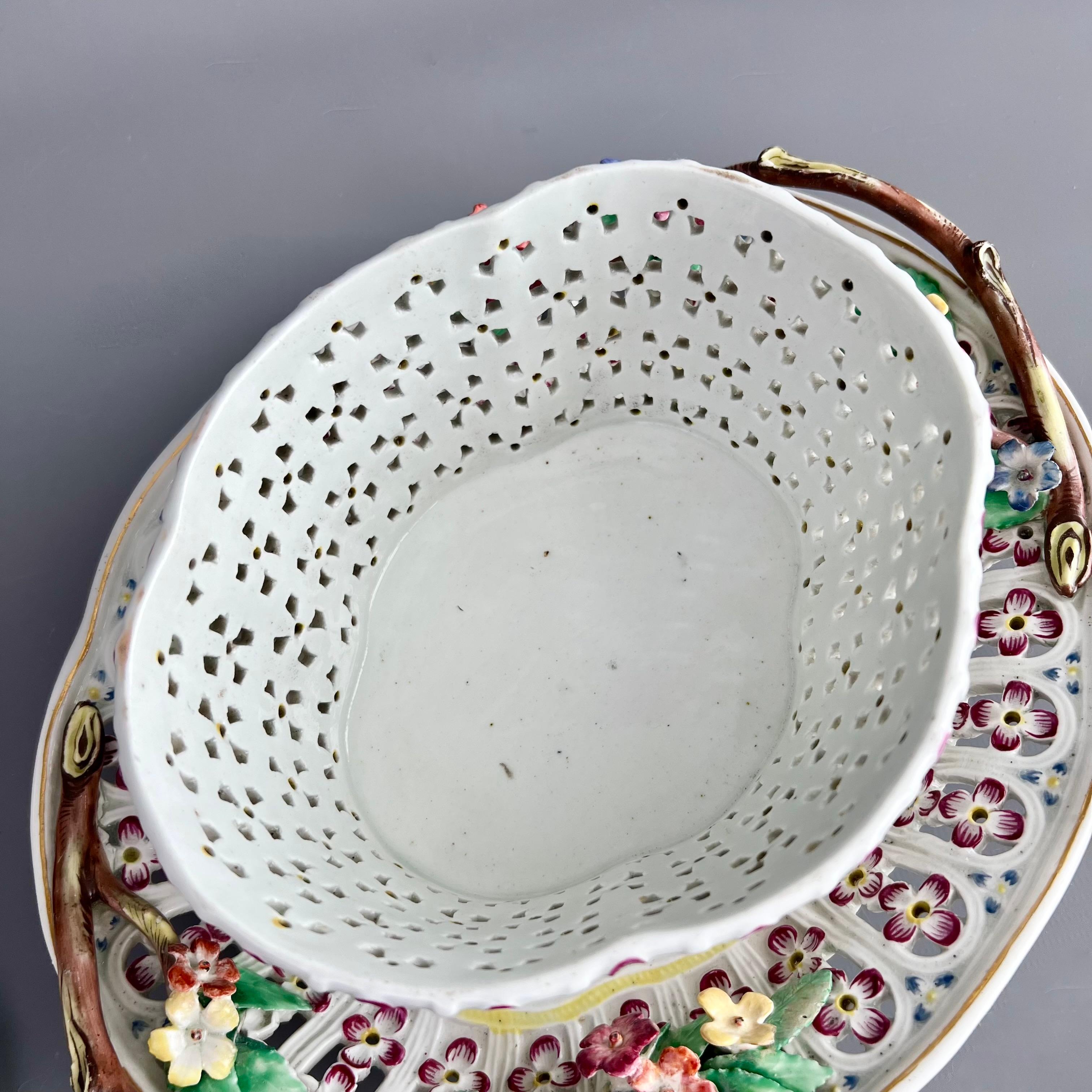 Cesto, tapa y soporte Worcester de castaño, flores policromadas, 1770-1775 Inglés en venta