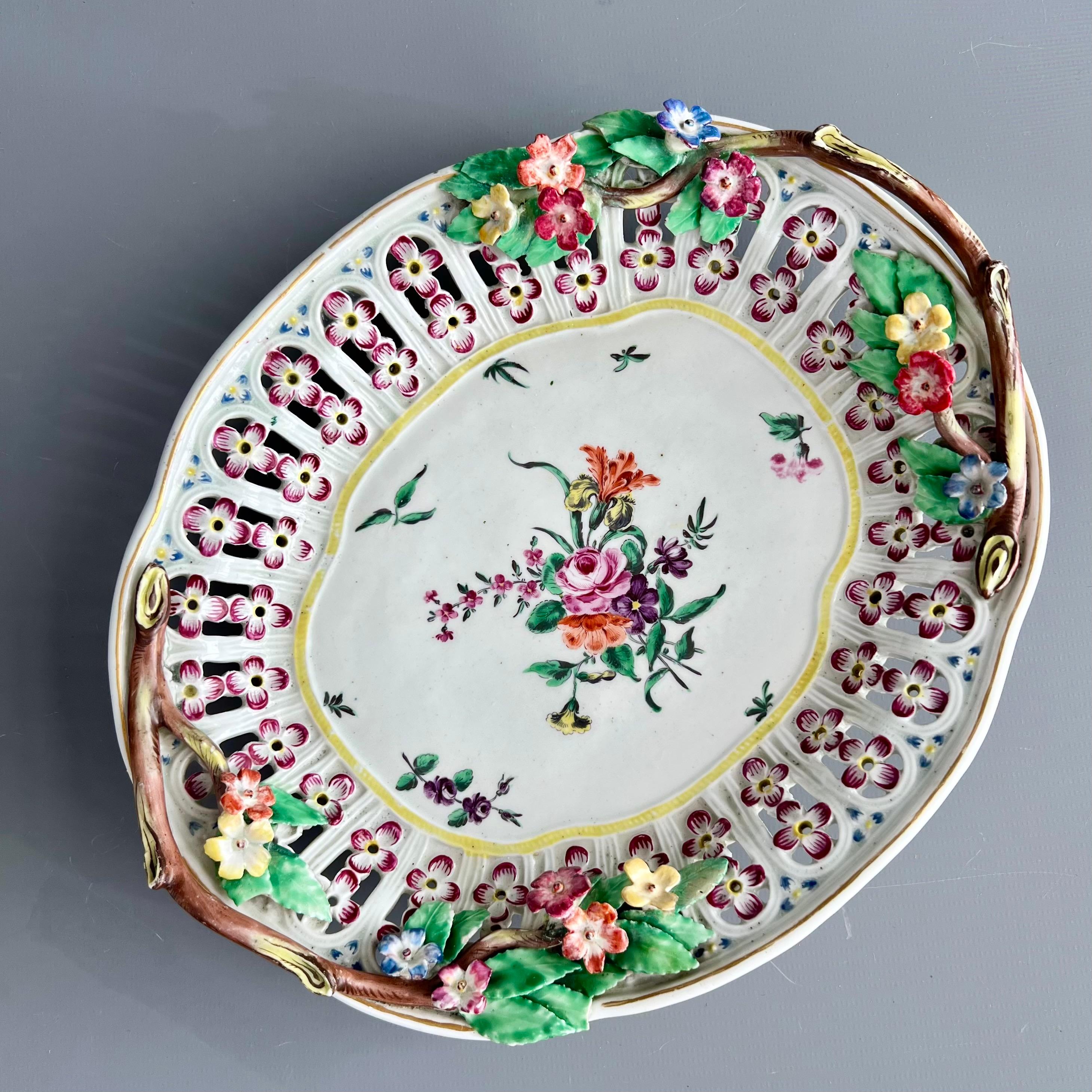 Cesto, tapa y soporte Worcester de castaño, flores policromadas, 1770-1775 Pintado a mano en venta