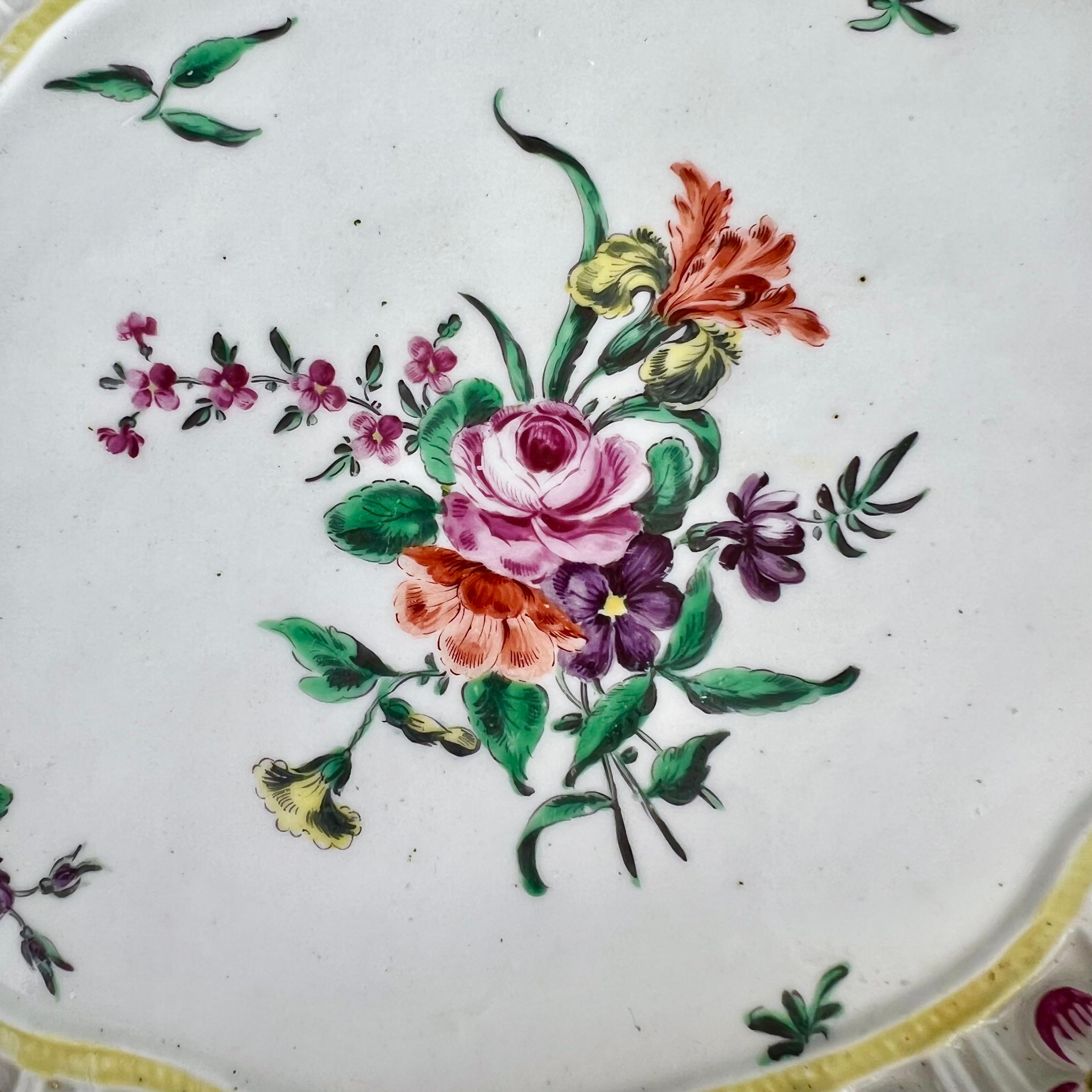 Cesto, tapa y soporte Worcester de castaño, flores policromadas, 1770-1775 en Bueno estado para la venta en London, GB