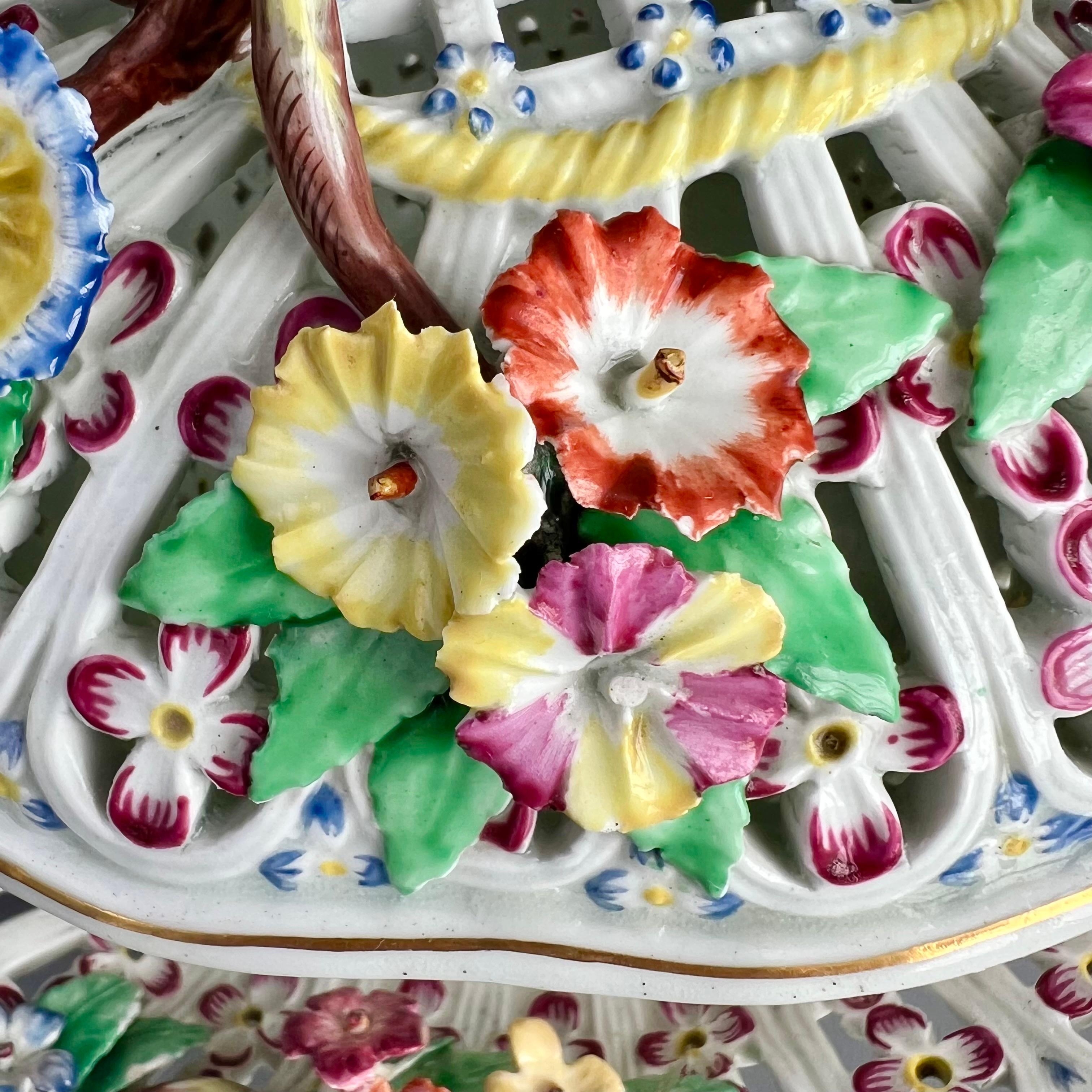 Cesto, tapa y soporte Worcester de castaño, flores policromadas, 1770-1775 finales del siglo XVIII en venta