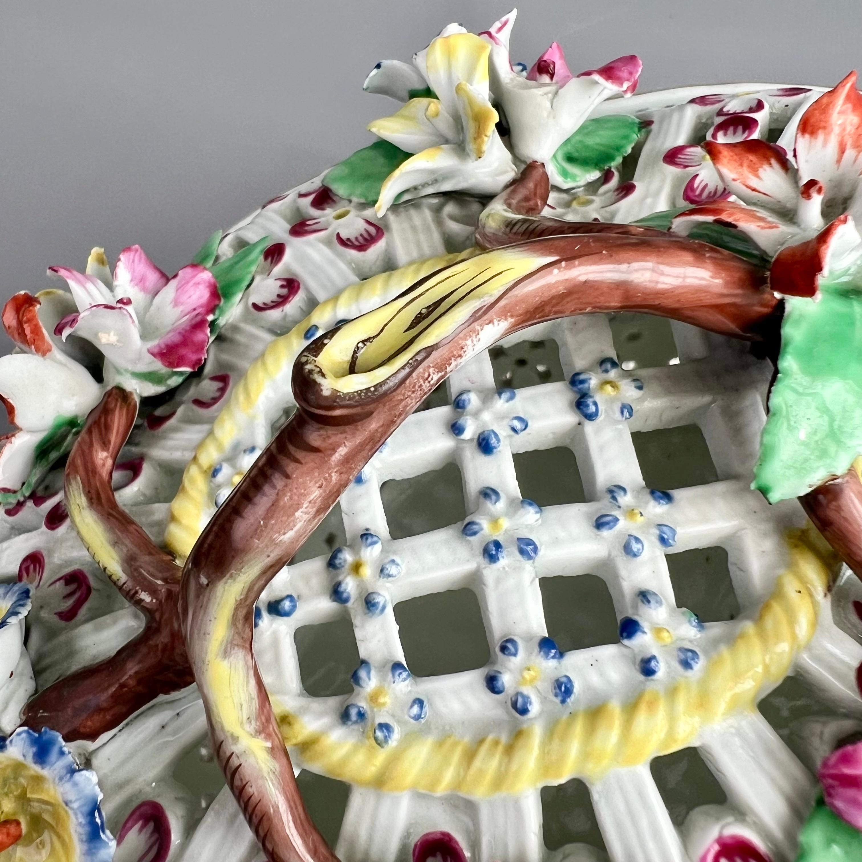 Cesto, tapa y soporte Worcester de castaño, flores policromadas, 1770-1775 Porcelana en venta