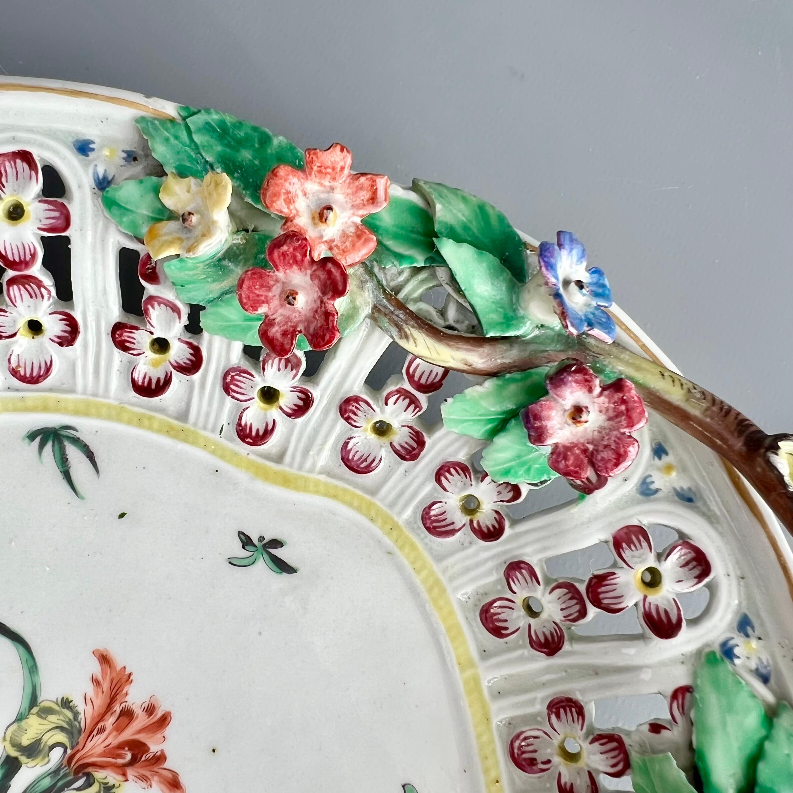 Cesto, tapa y soporte Worcester de castaño, flores policromadas, 1770-1775 en venta 1