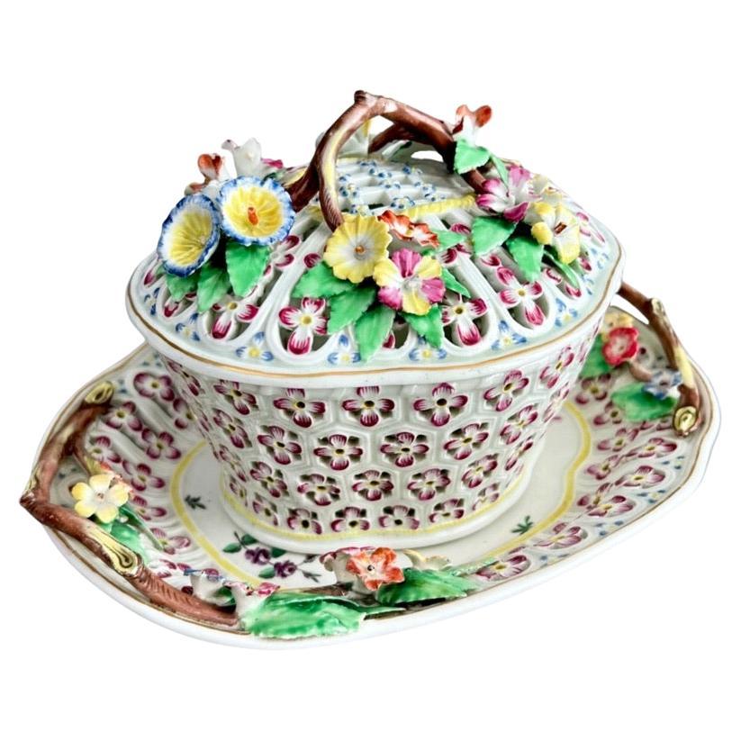 Cesto, tapa y soporte Worcester de castaño, flores policromadas, 1770-1775 en venta