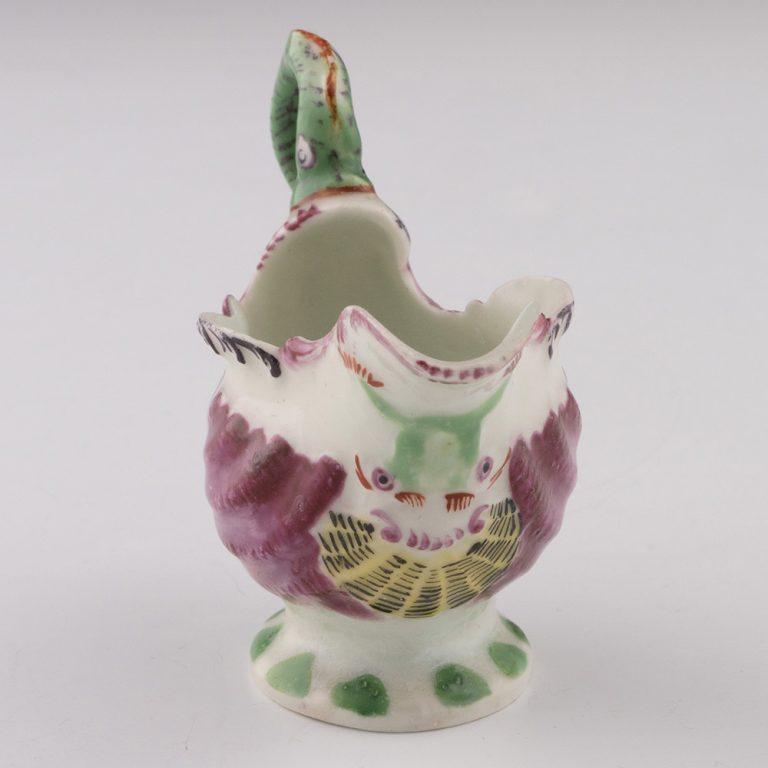 Worcester Delphinkanne Cremeschiffchen 1765-68 (Britisch) im Angebot