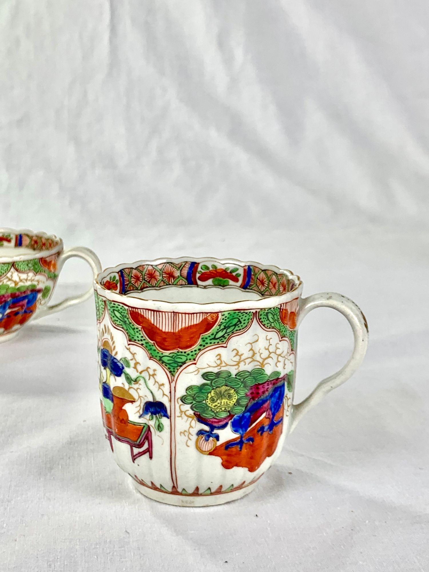 Draghi di Worcester in un gruppo di scomparti, un piattino e quattro tazze Inghilterra C-1800-1820 in vendita 2