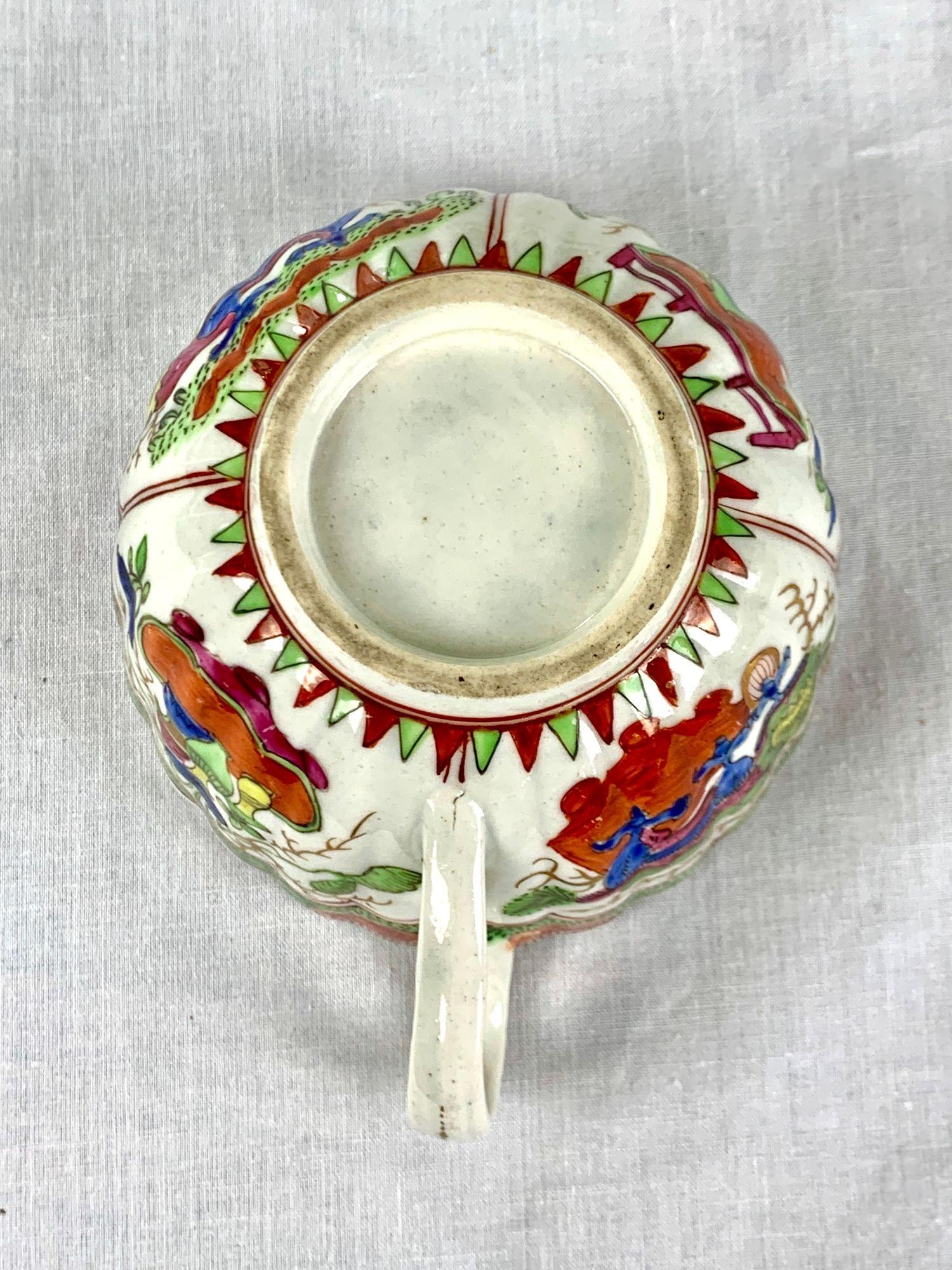 Draghi di Worcester in un gruppo di scomparti, un piattino e quattro tazze Inghilterra C-1800-1820 in vendita 3