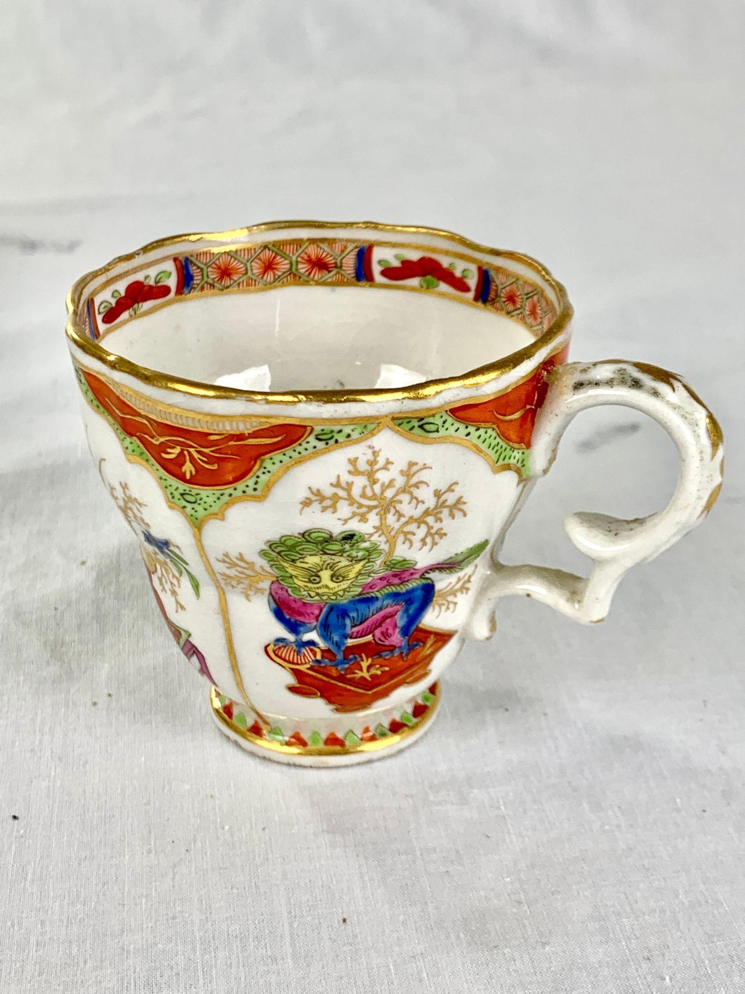 Draghi di Worcester in un gruppo di scomparti, un piattino e quattro tazze Inghilterra C-1800-1820 in vendita 4