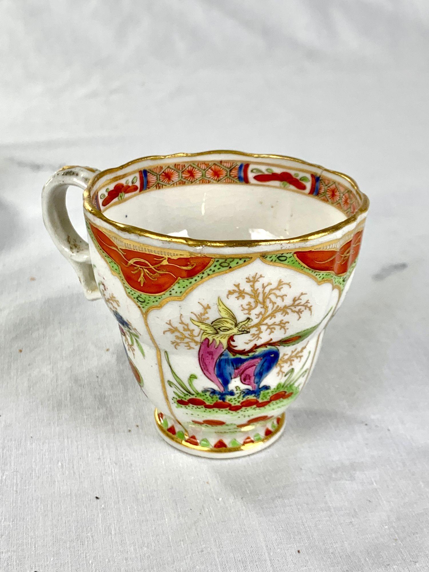 Draghi di Worcester in un gruppo di scomparti, un piattino e quattro tazze Inghilterra C-1800-1820 in vendita 5