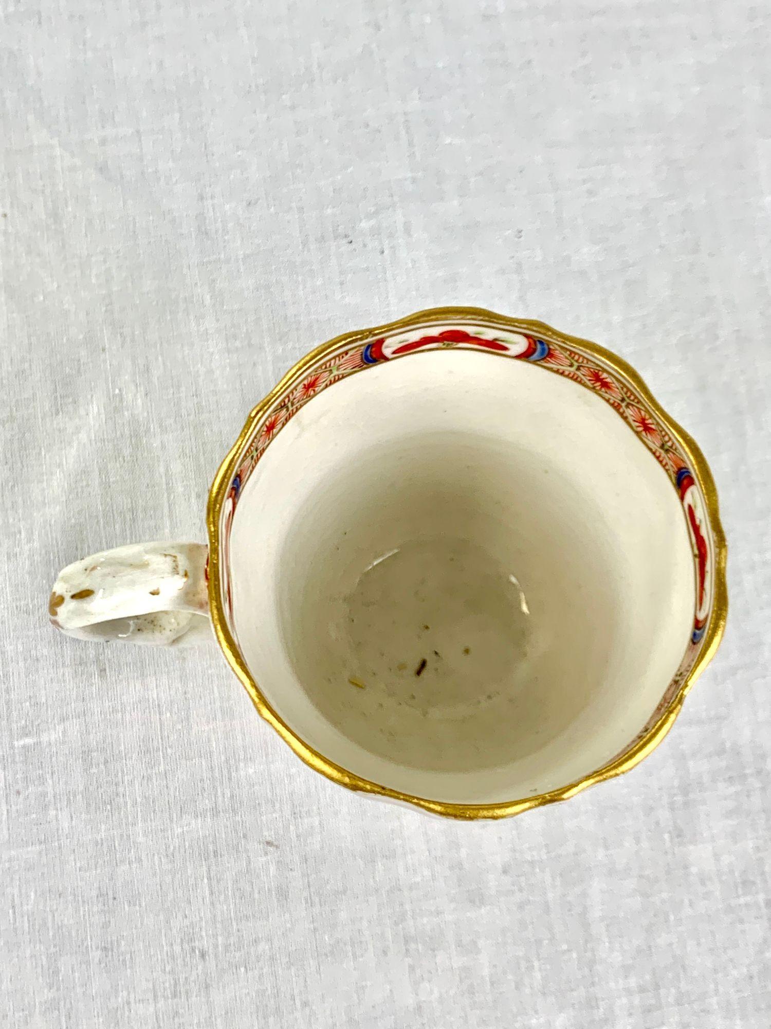 Draghi di Worcester in un gruppo di scomparti, un piattino e quattro tazze Inghilterra C-1800-1820 in vendita 6