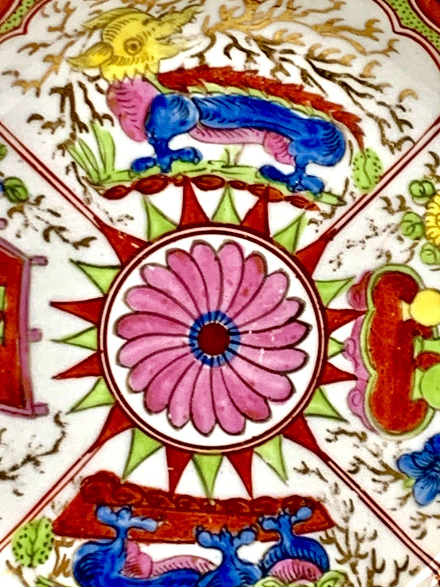 Cineserie Draghi di Worcester in un gruppo di scomparti, un piattino e quattro tazze Inghilterra C-1800-1820 in vendita