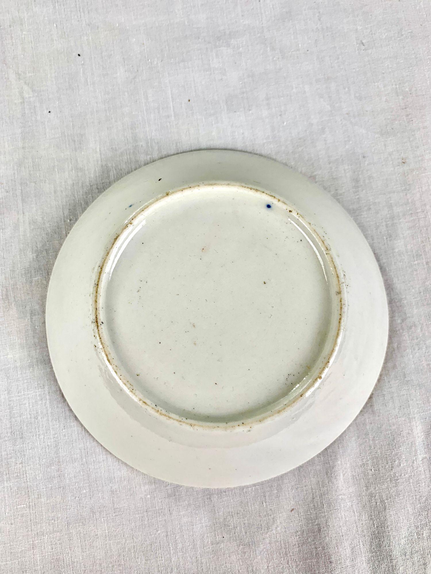 Draghi di Worcester in un gruppo di scomparti, un piattino e quattro tazze Inghilterra C-1800-1820 In condizioni ottime in vendita a Katonah, NY