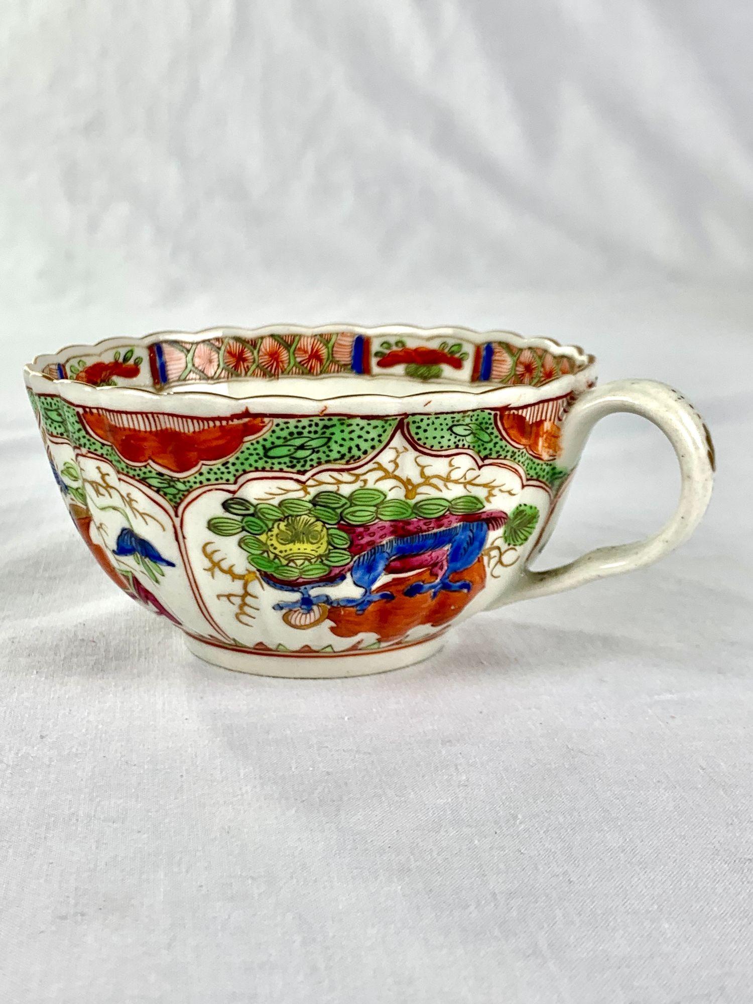 XIX secolo Draghi di Worcester in un gruppo di scomparti, un piattino e quattro tazze Inghilterra C-1800-1820 in vendita