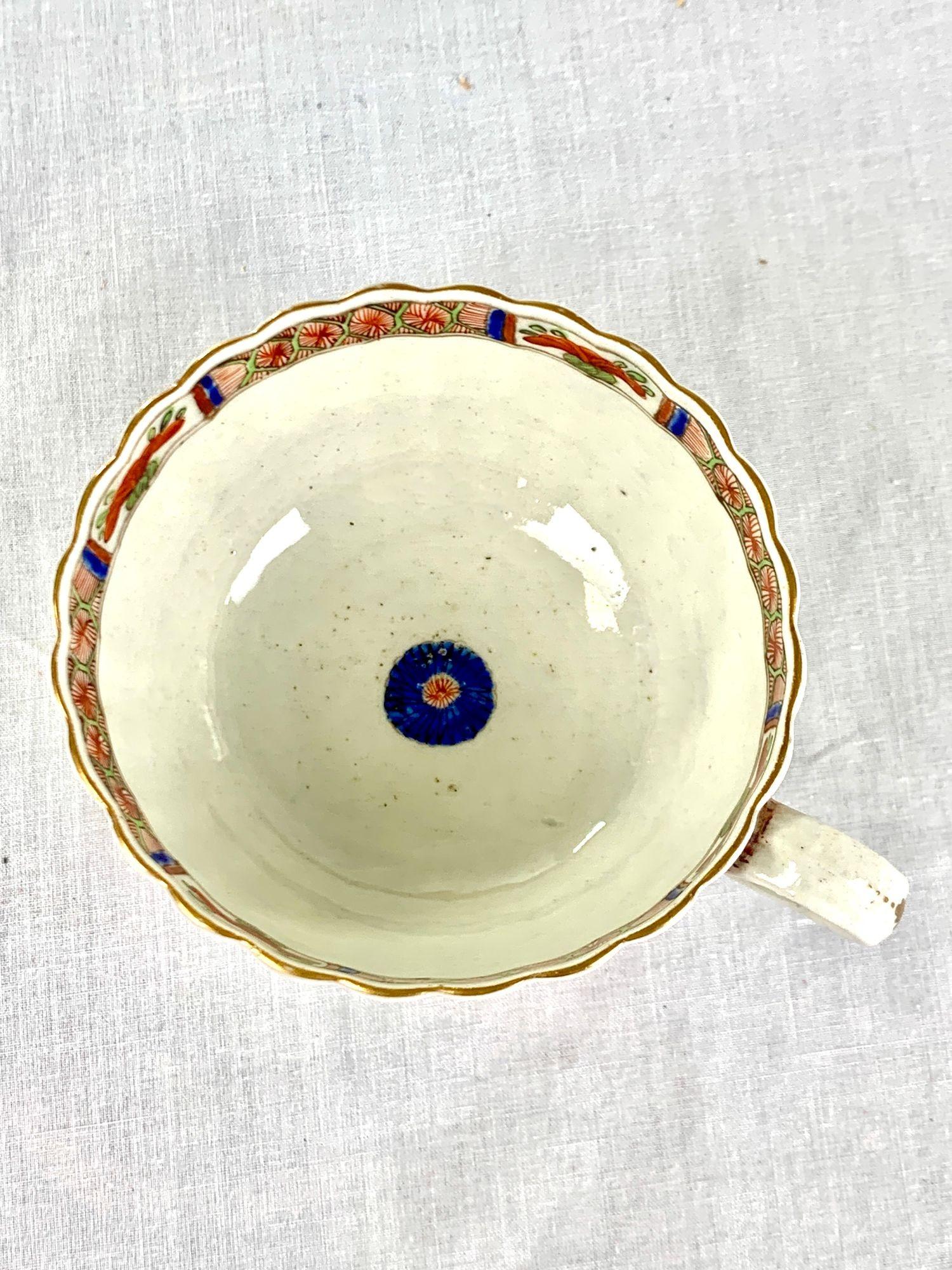 Porcellana Draghi di Worcester in un gruppo di scomparti, un piattino e quattro tazze Inghilterra C-1800-1820 in vendita