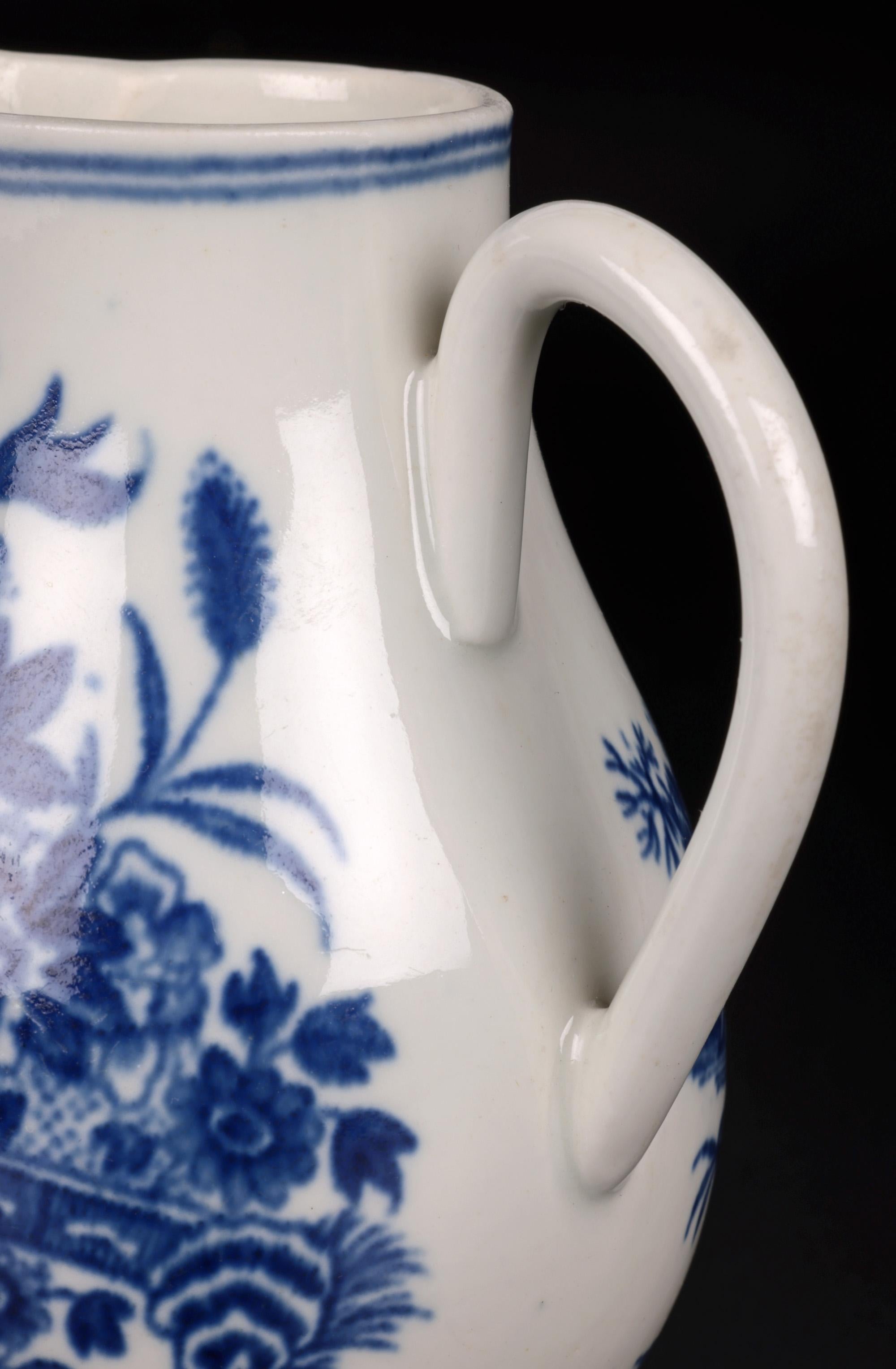Une très belle cruche ancienne en porcelaine anglaise à bec de moineau décorée en bleu et blanc avec le motif de la clôture par les célèbres fabricants de Whiting et datant d'environ 1770. Cette cruche de belle facture repose sur un étroit pied